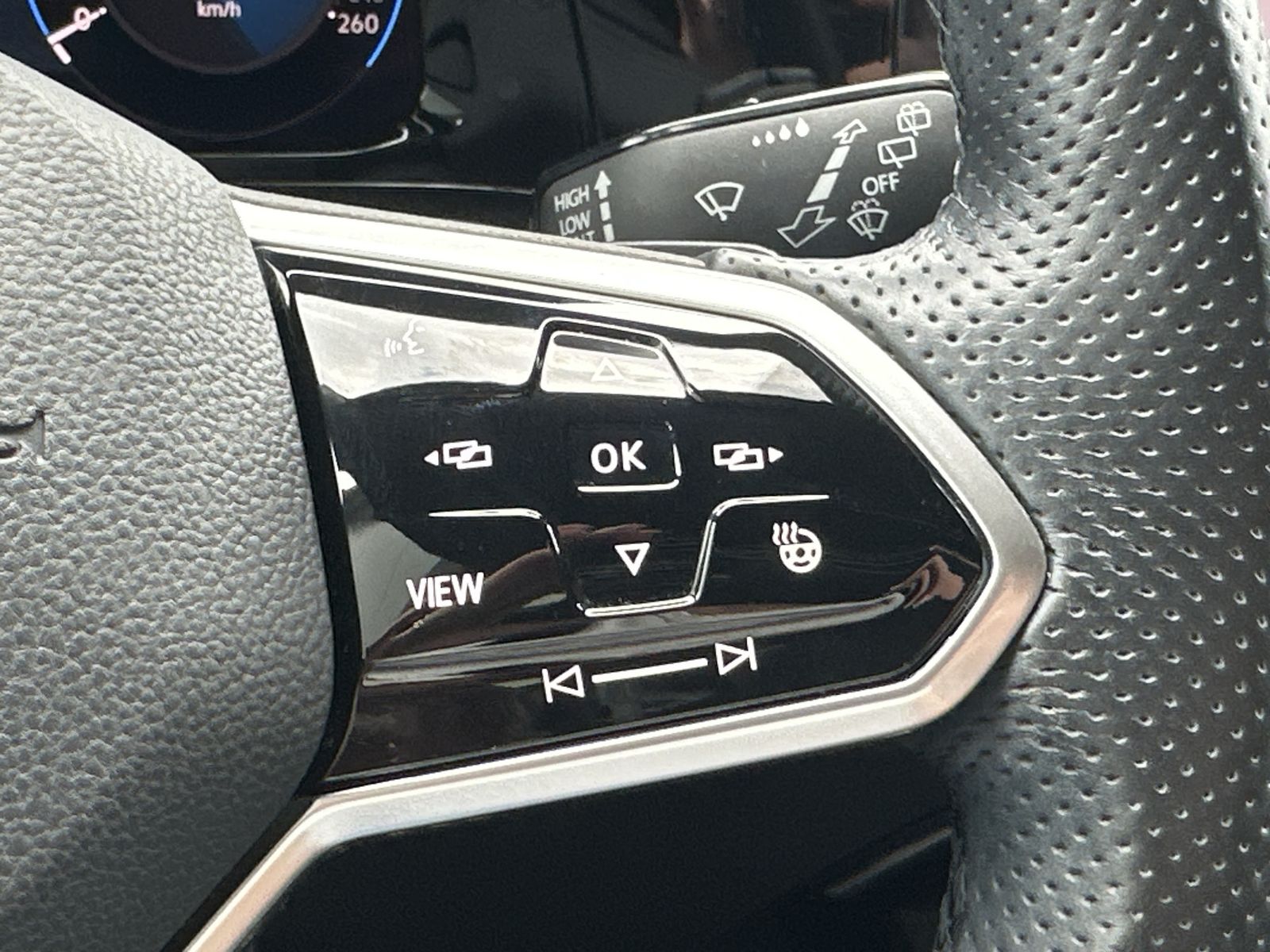 Fahrzeugabbildung Volkswagen Golf 2.0 TDI DSG R-Line NAV+LED+PANO+SHZ+V-COCK