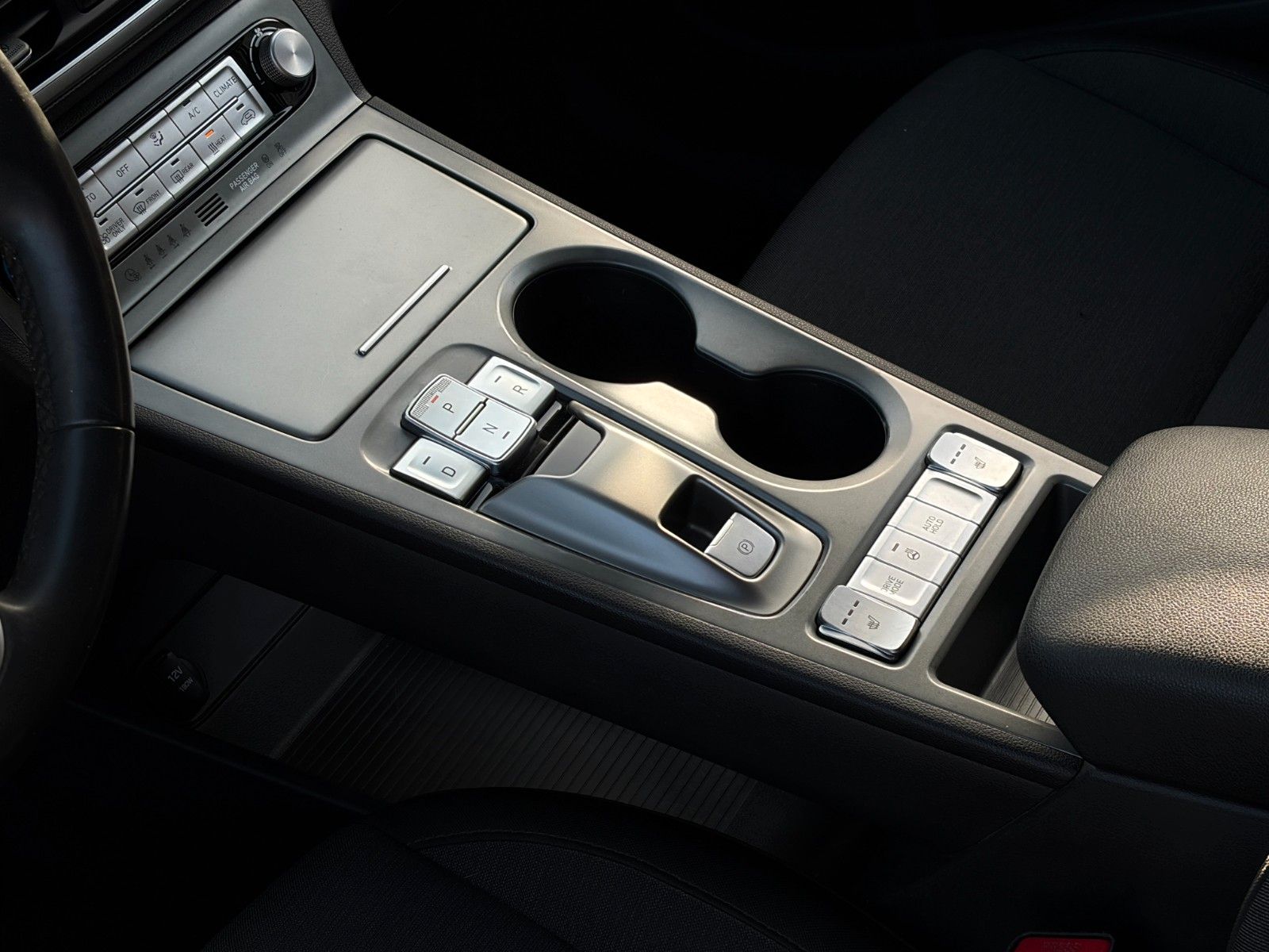 Fahrzeugabbildung Hyundai KONA E Select ACC PDC LFA LKA SHZ LHZ CarPlay