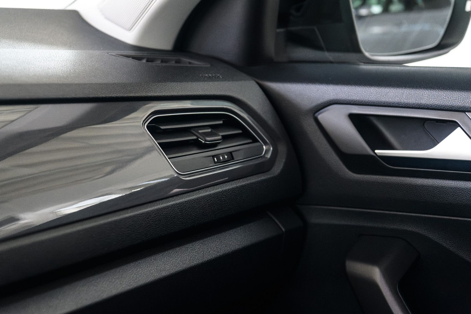 Fahrzeugabbildung Volkswagen T-Roc IQ.DRIVE+AHK+GJR+NAVI+PANORAMA+EL.HECKKLAP