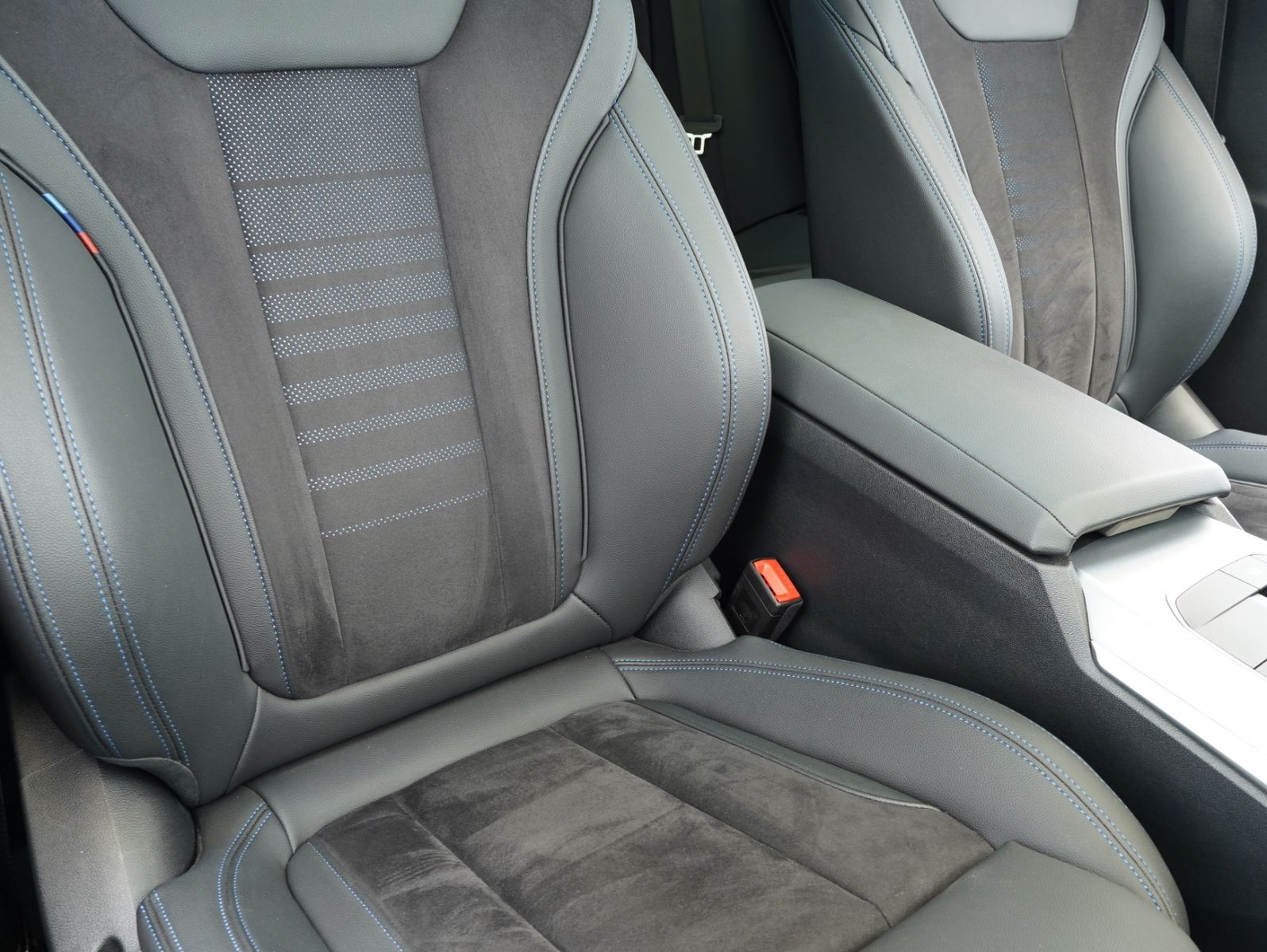 Fahrzeugabbildung BMW 320 i Touring M Sport SHADOW/WIDE/HEADUP/PANO