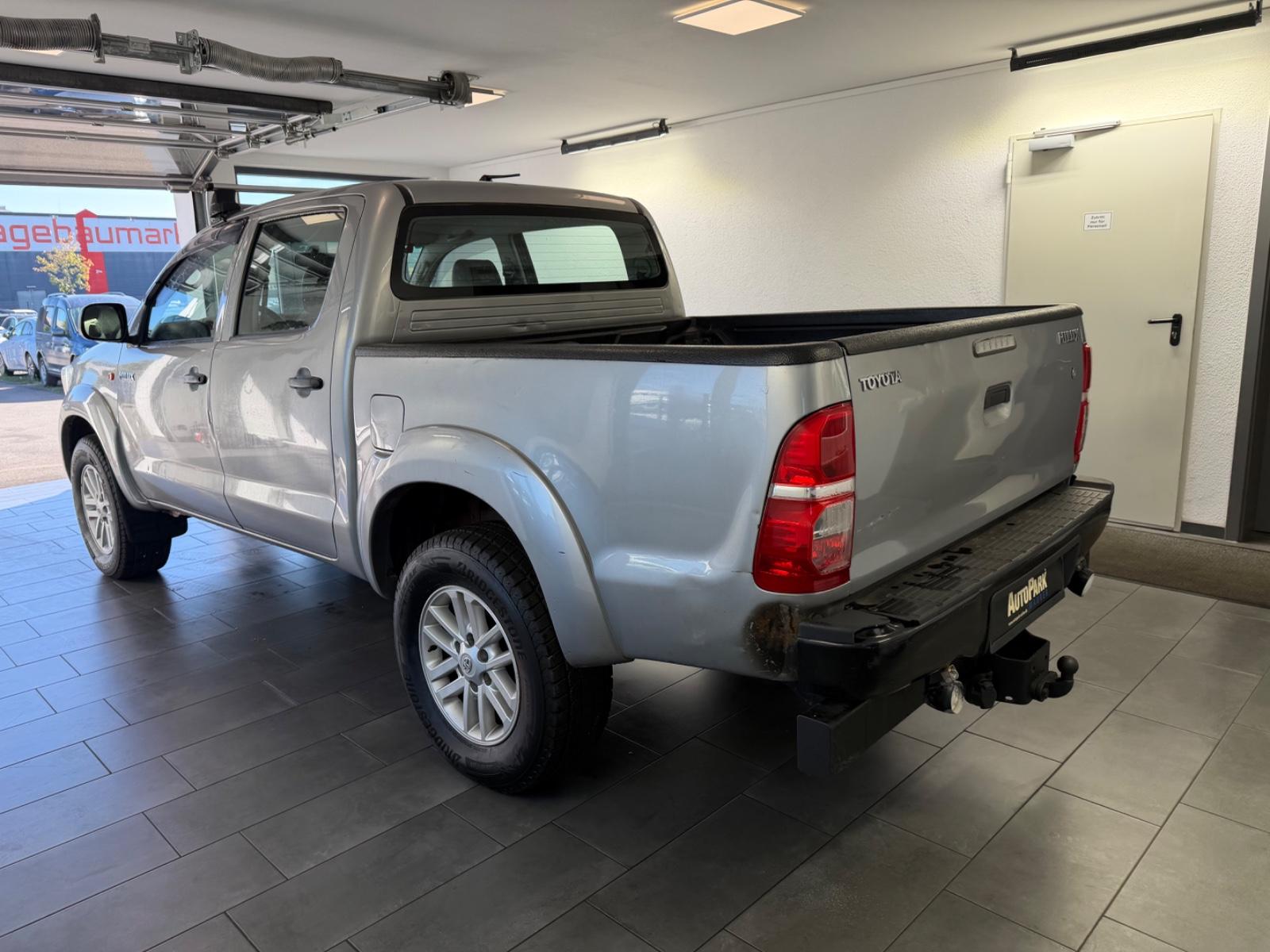 Toyota Hilux Double Cabine 2.5 D-4D | 144 ch | BVM | Feux diurnes LED | Vitres surteintées | Blocage de différentiel arrière