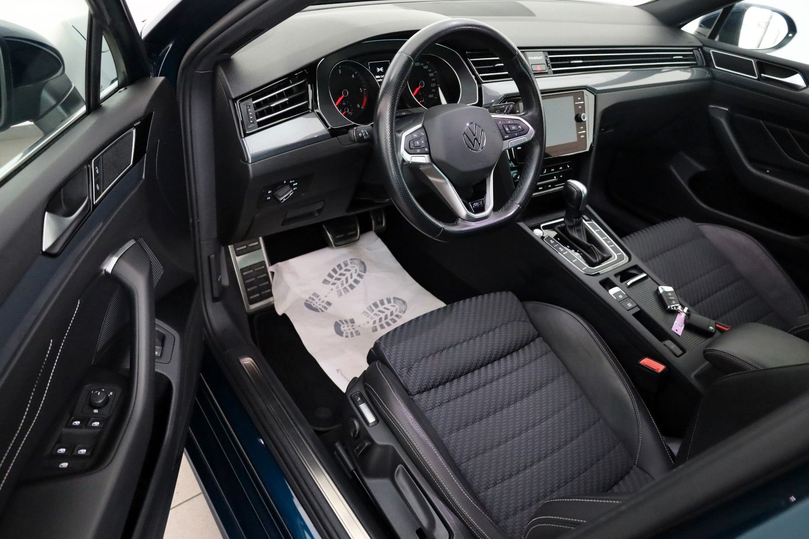 Fahrzeugabbildung Volkswagen Passat Variant R Line TLeder,Navi,LED,ACC,Kamera