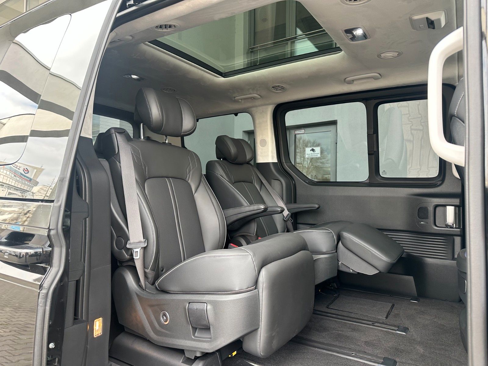 Fahrzeugabbildung Hyundai Staria Signature Hybrid 1.6l 215PS Panorama/Navi