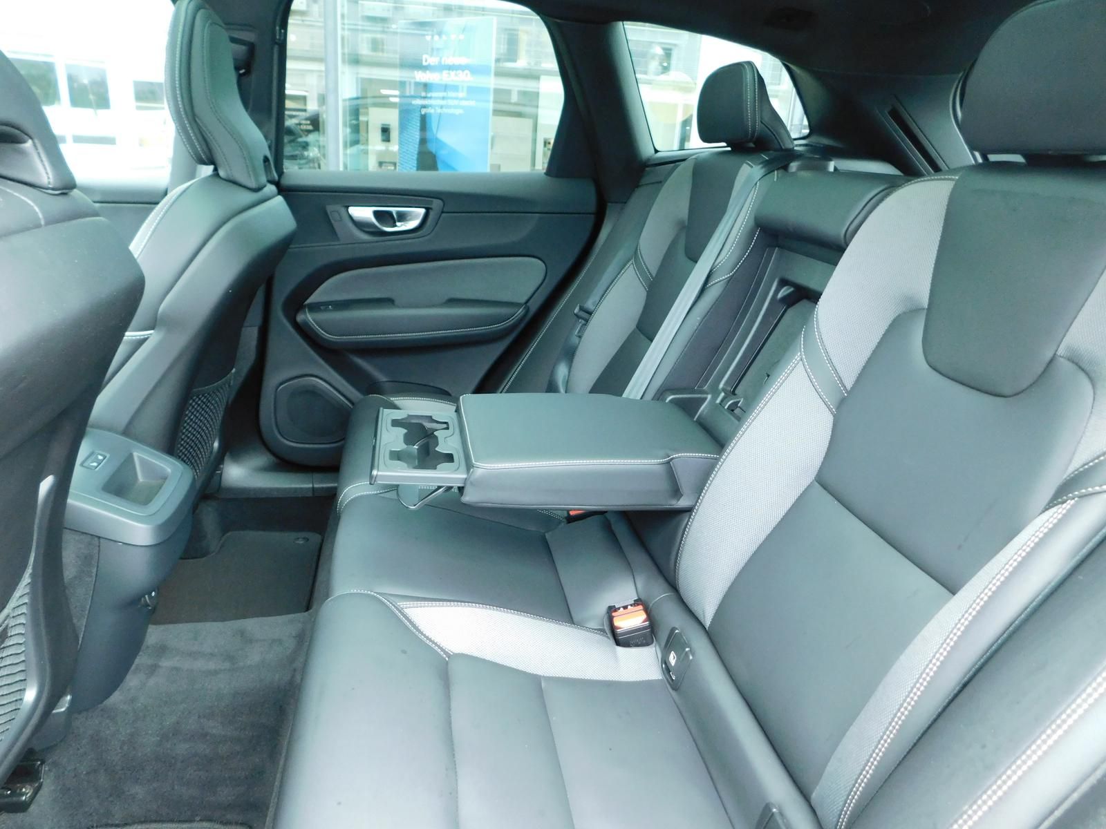 Fahrzeugabbildung Volvo XC60 B4D AWD Plus Dark "Panoramadach"