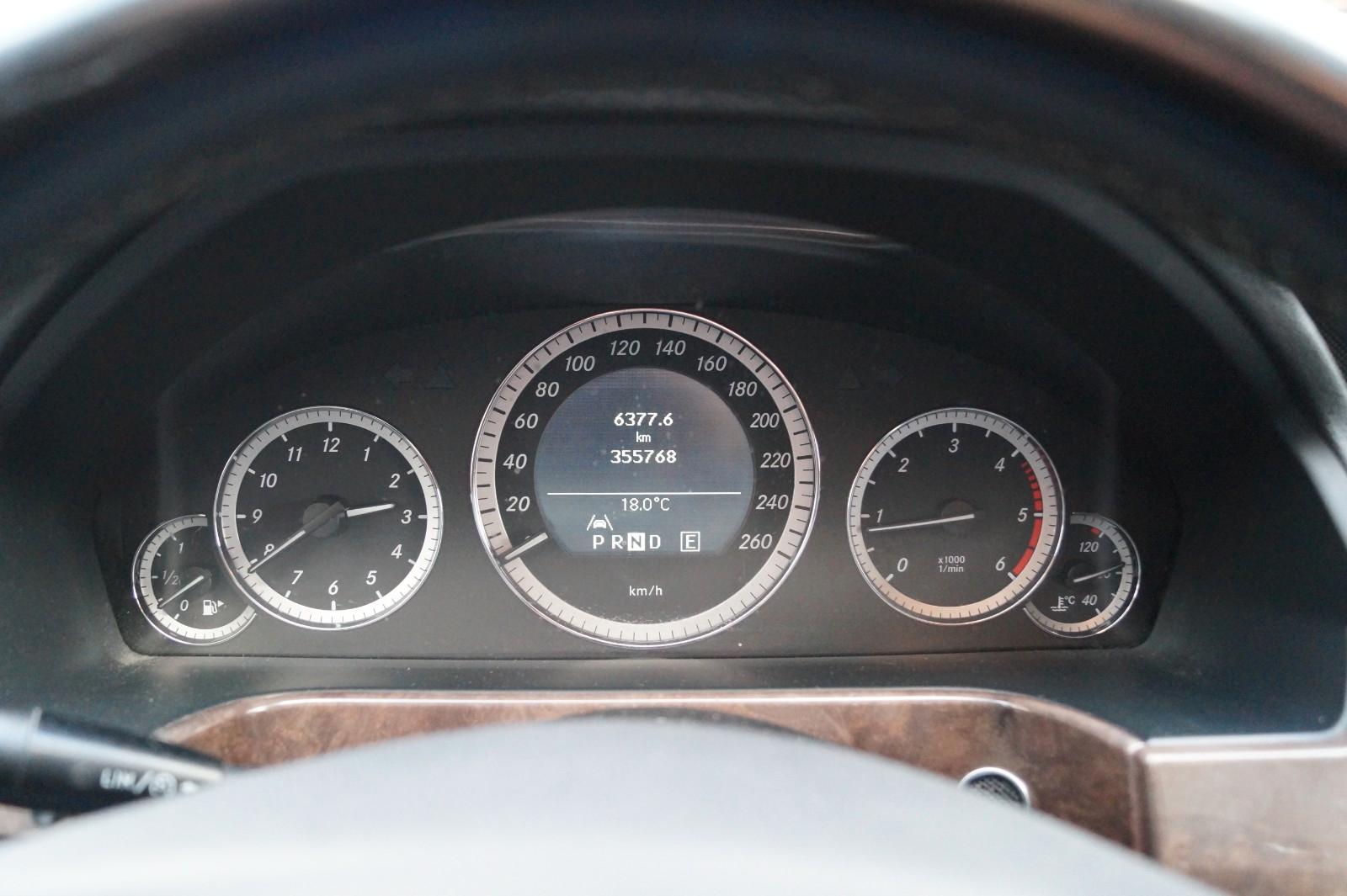 Mercedes-Benz E220 2011 — photo 15