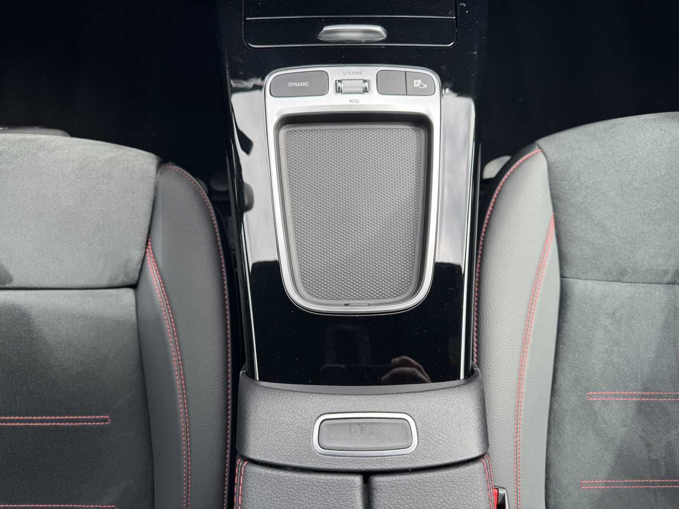 Fahrzeugabbildung Mercedes-Benz A 200d AMG+AHK+Ambiente+RFK+MBUX+LED+IHC