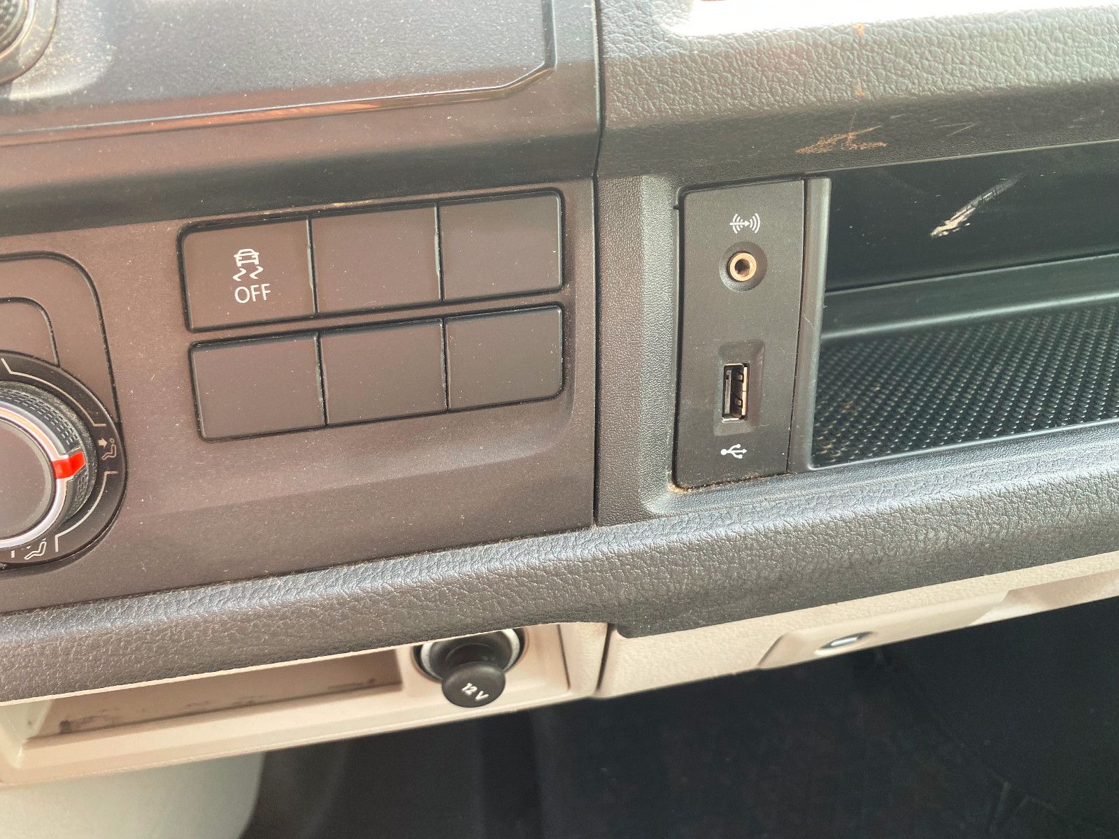 Fahrzeugabbildung Volkswagen T6TransporterKasten lang,AHK,REGALE,StH,67781Km