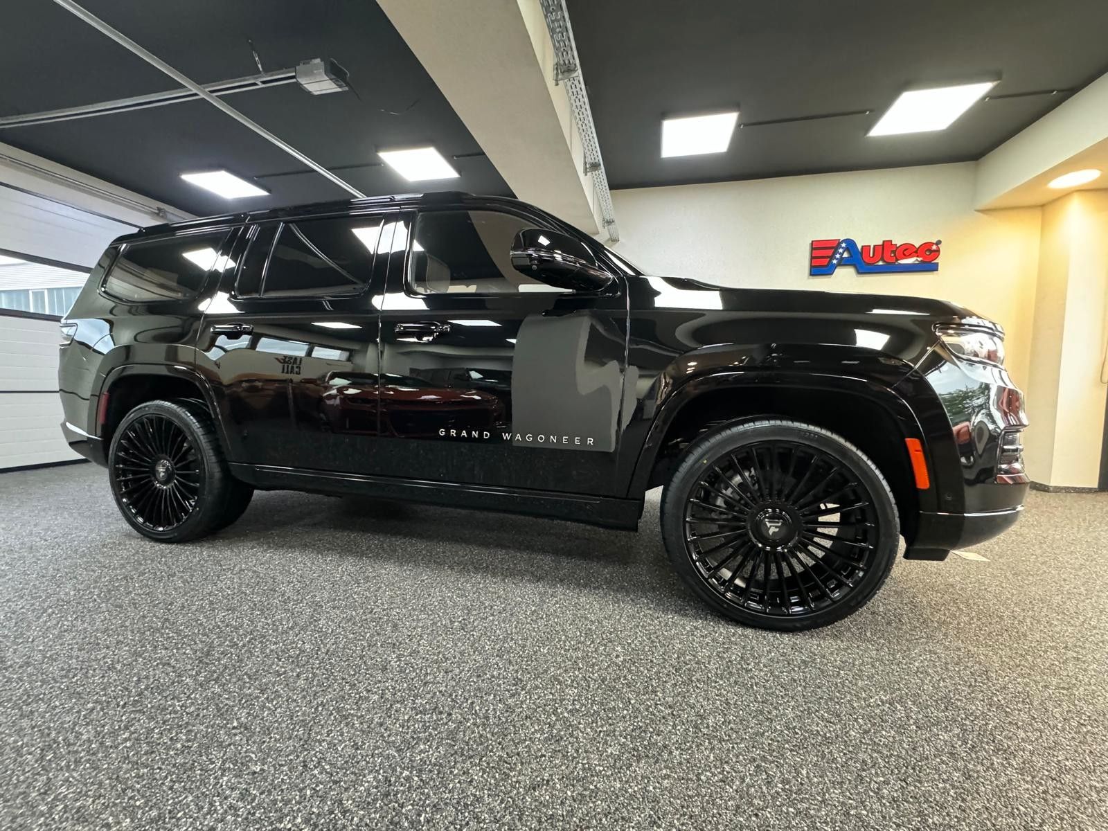 Fahrzeugabbildung Jeep GRAND WAGONEER SER. III BLACK LINE-24"6.4L V-8 .