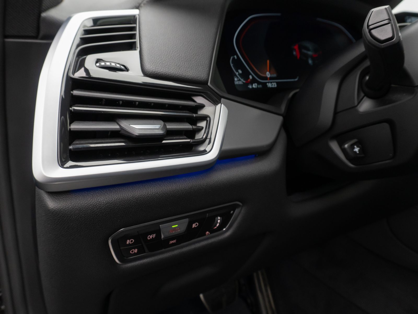 Fahrzeugabbildung BMW X5 xD40d M Sport Panorama Kamera HUD DAB B&W 22"
