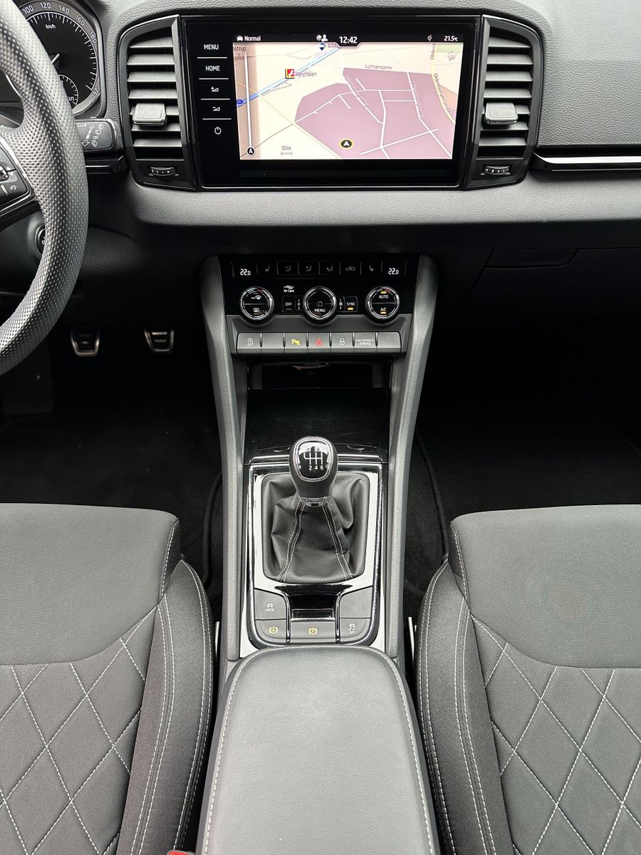 Fahrzeugabbildung SKODA Karoq 2.0 TDI Sportline NAV+LED+KAM+ACC+AHK+19ZO