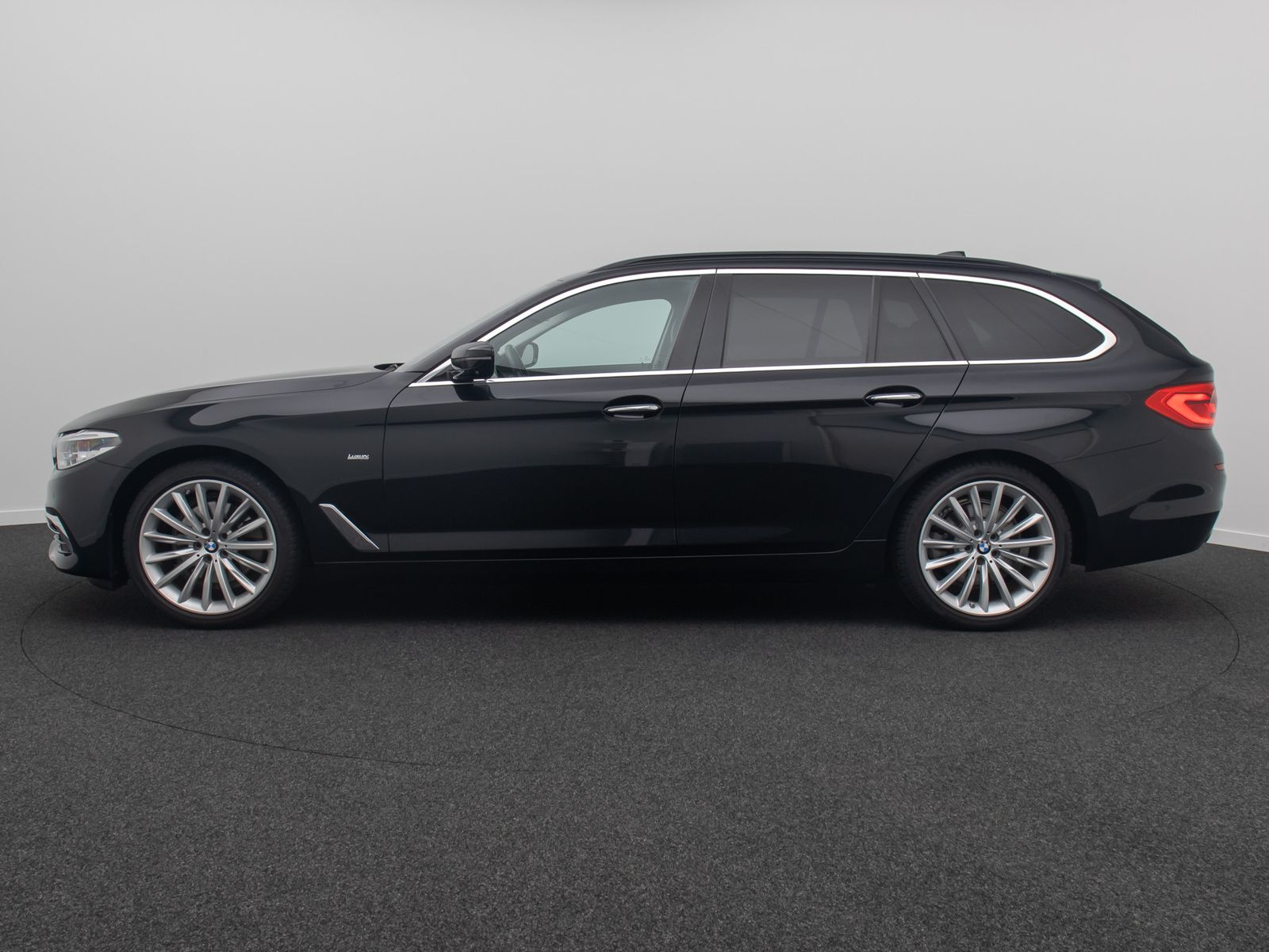 Fahrzeugabbildung BMW 520d Luxury Line Panorama HUD DAB DispKey 19Zoll