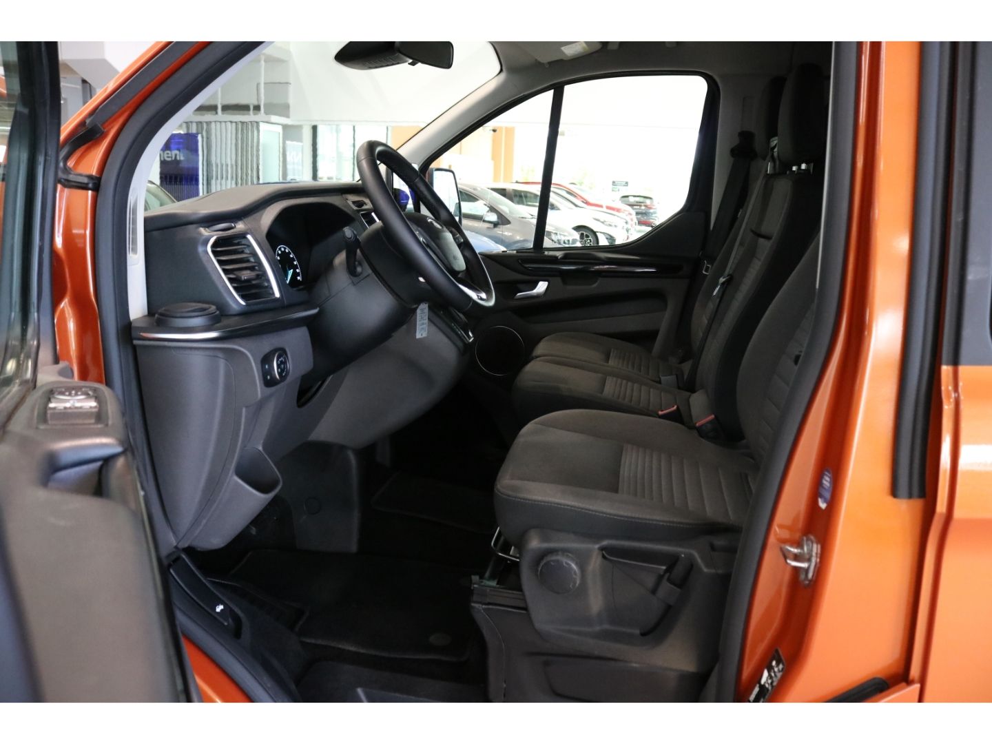 Fahrzeugabbildung Ford Tourneo Custom Kombi 320 L1 Titanium 2.0 TDCi AU