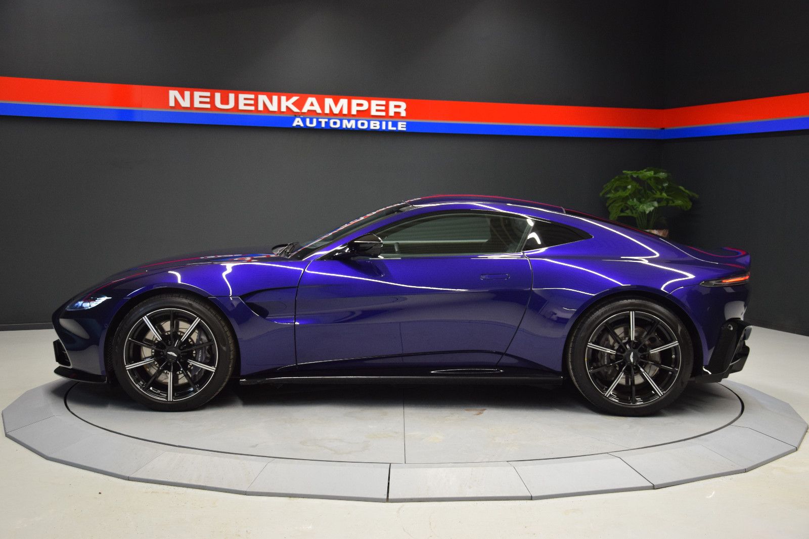 Fahrzeugabbildung Aston Martin V8 Vantage 4.0 V8 02/2027 Garantie