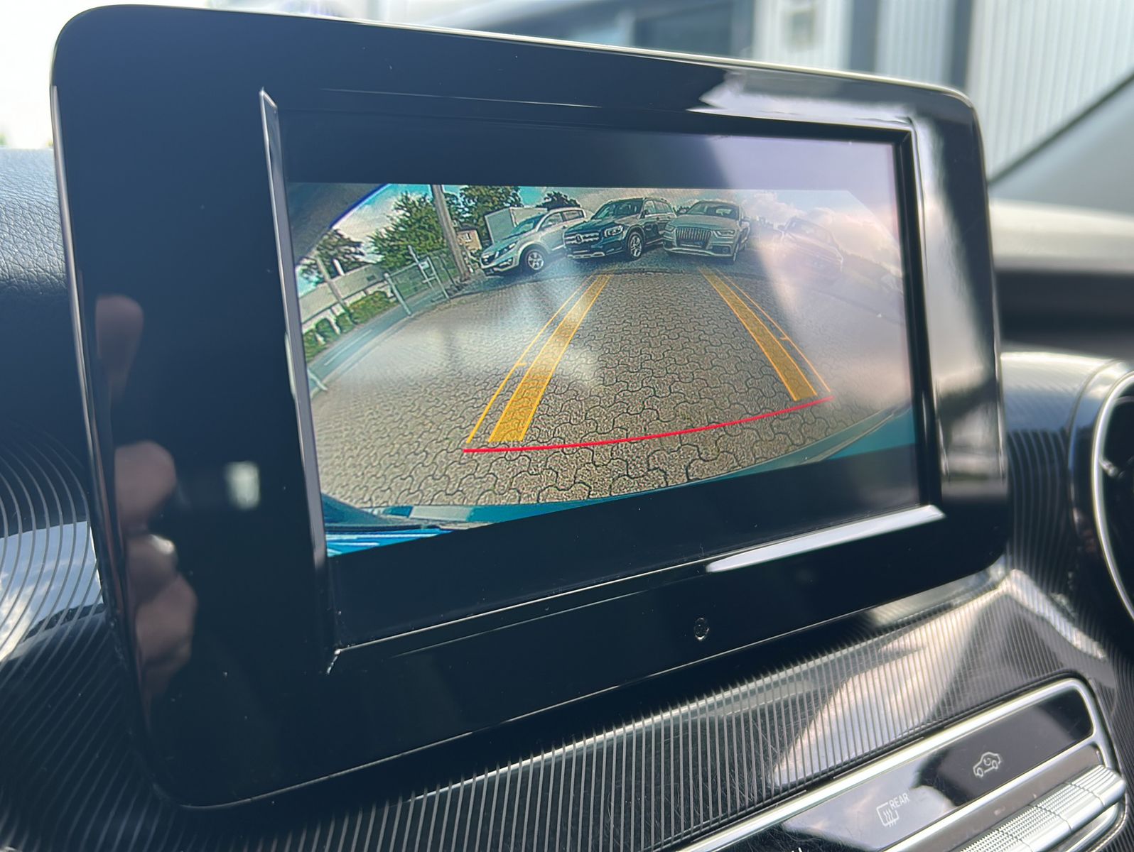 Fahrzeugabbildung Mercedes-Benz V 220 d RISE kompakt