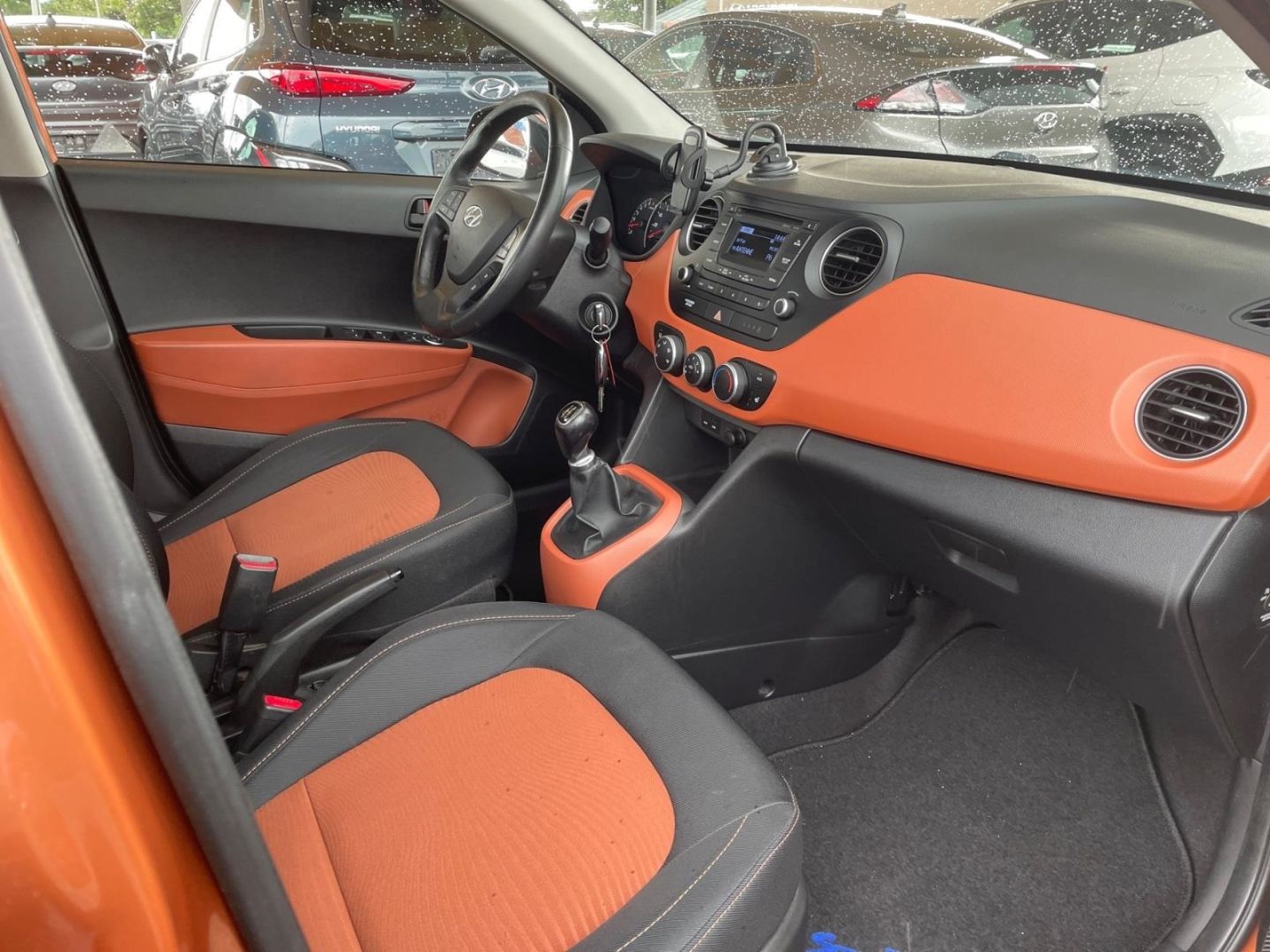 Fahrzeugabbildung Hyundai i10 1.0 FIFA WORLD CUP ALLWETTER+KLIMA+SHZ