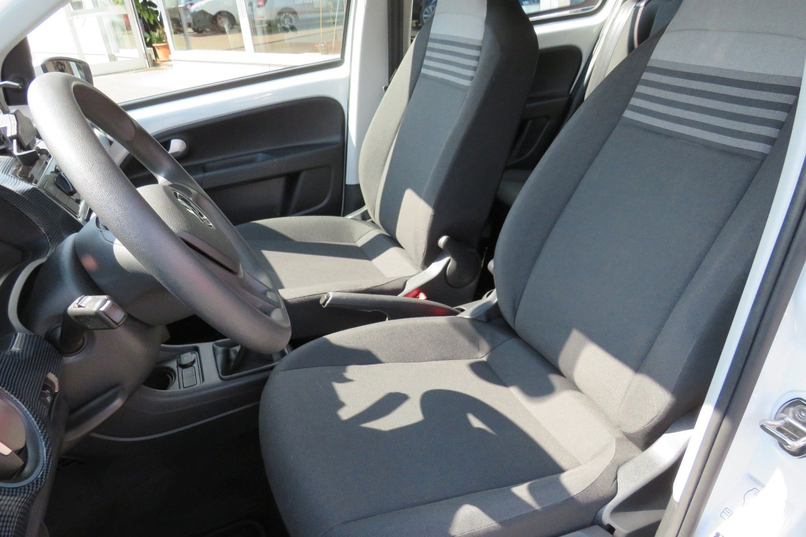Fahrzeugabbildung Volkswagen up! 4 TÜREN KLIMA TELVOR DAB KAMERA PDC GRA 1.H