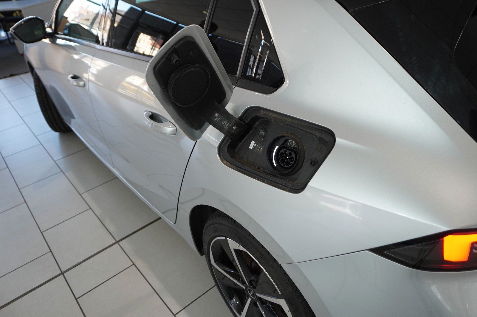 Fahrzeugabbildung Opel Astra L Lim. 1.6 HYBRID GS SPORT NAVI/360°/SPORT