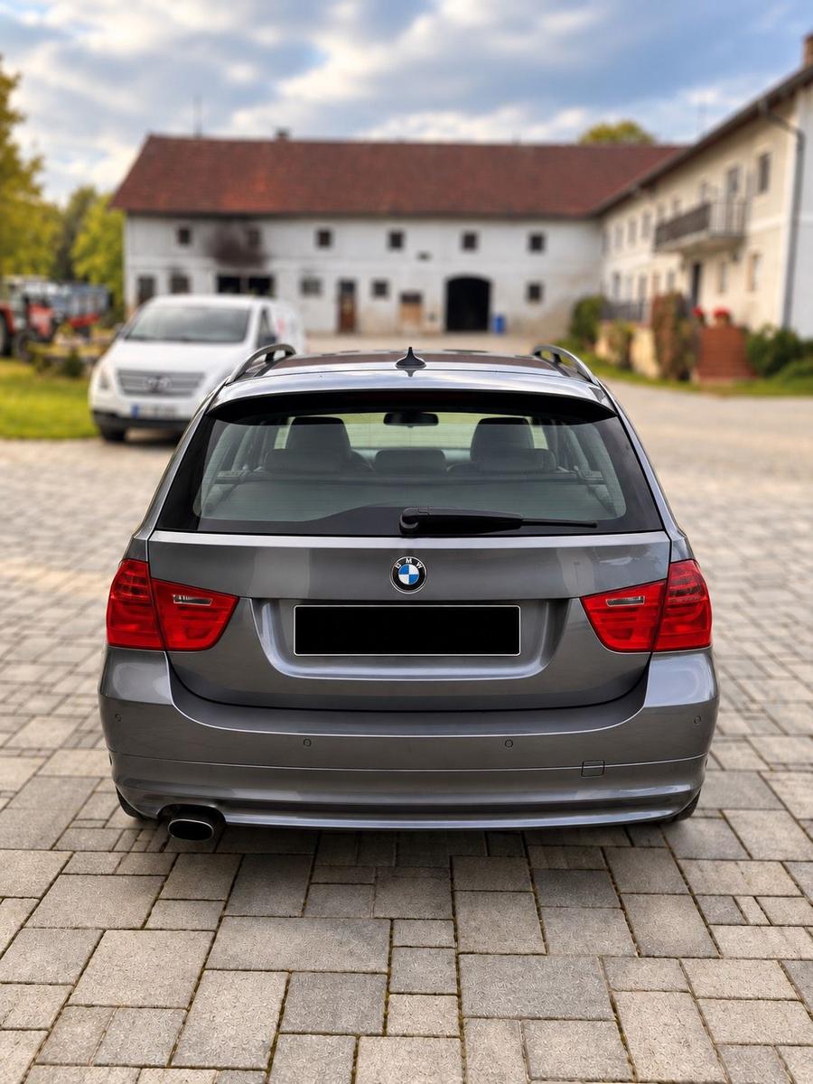BMW 320 2010 — interior