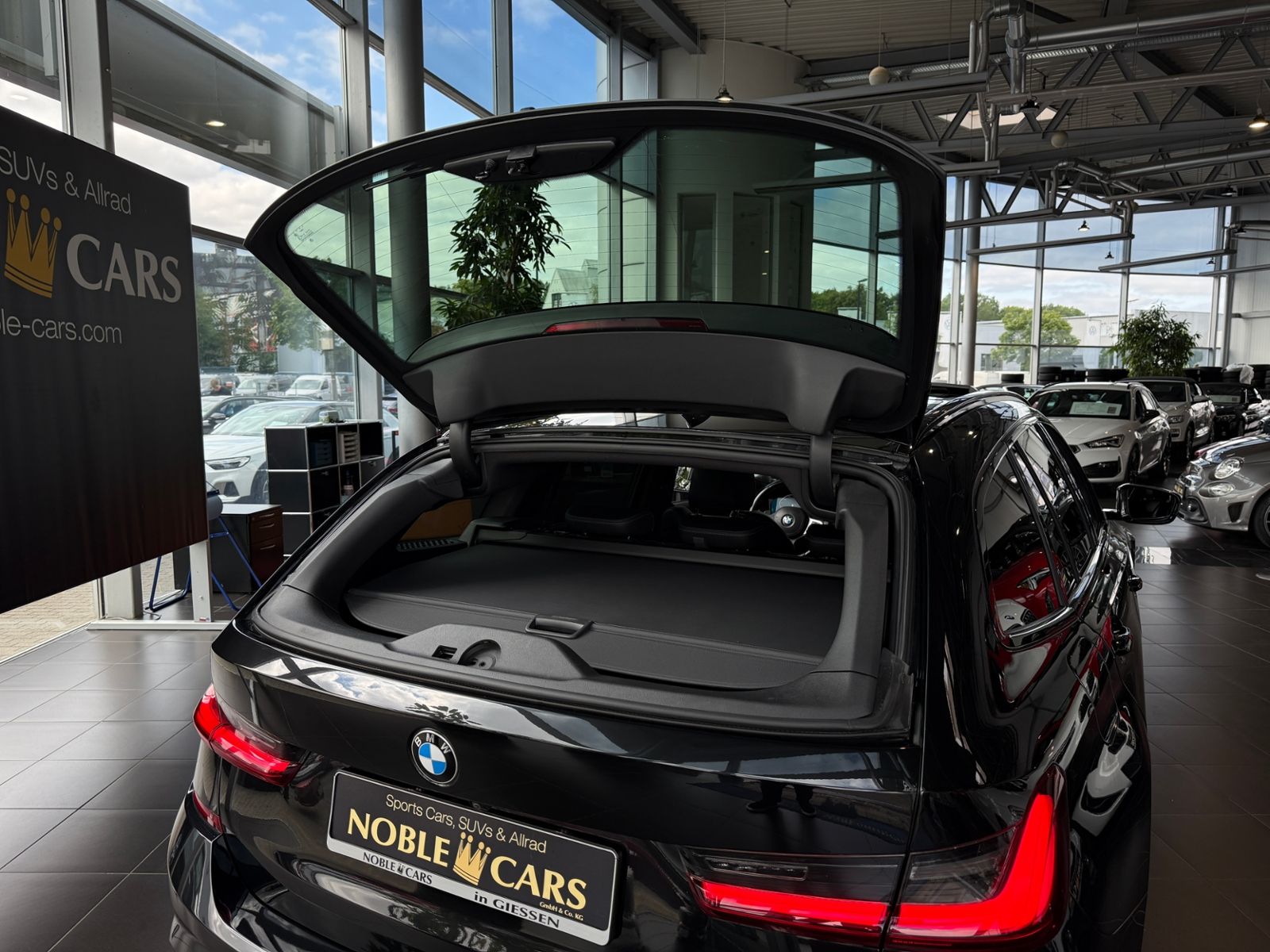 Fahrzeugabbildung BMW 320d xDrive M Sport PANO KAM LED