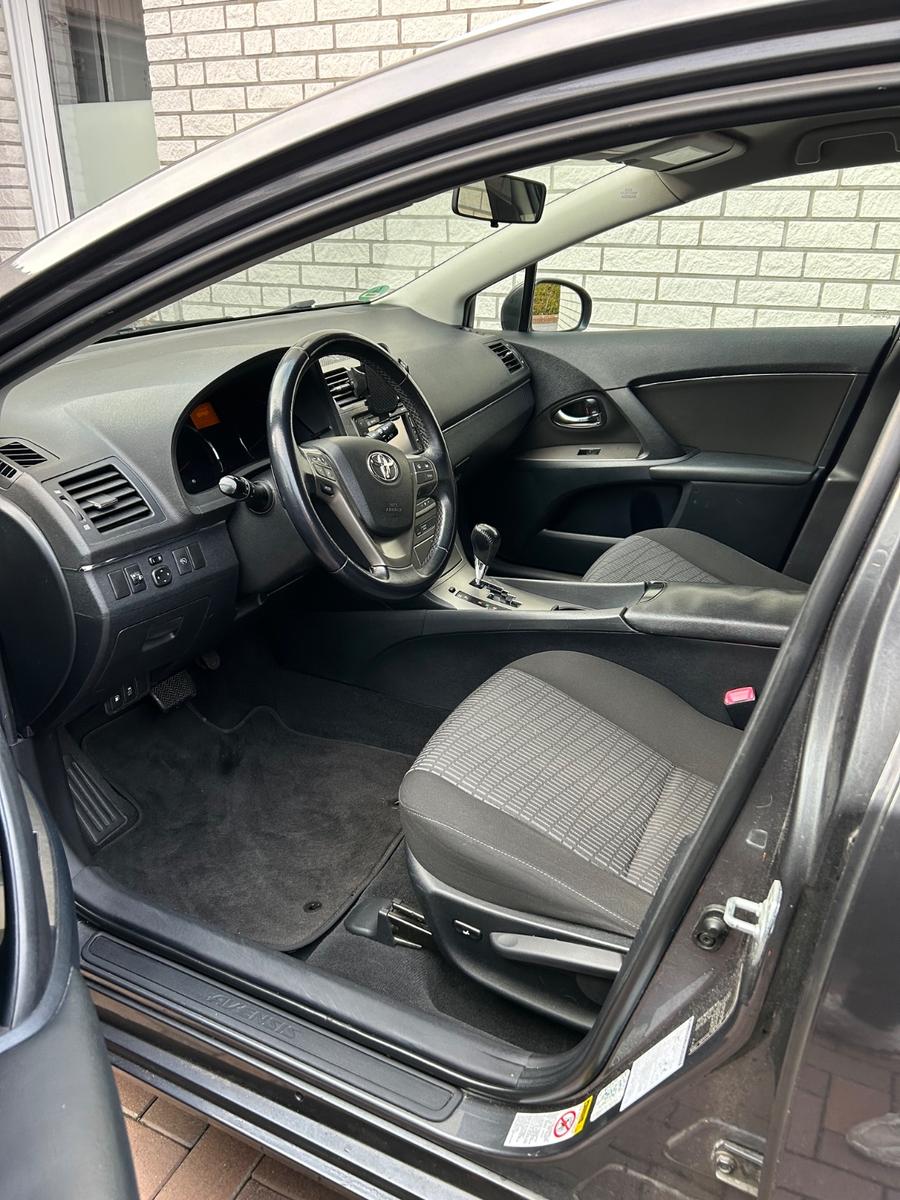 Toyota Avensis 2011 — photo 8