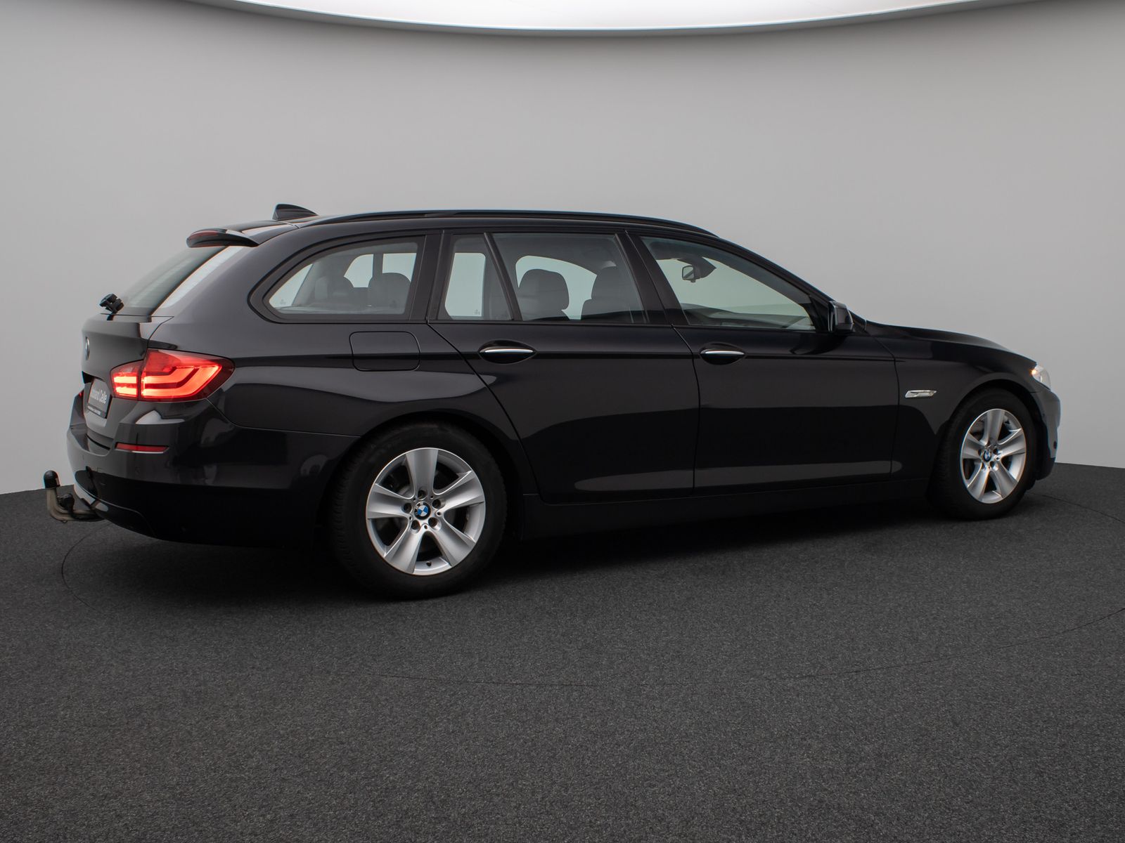 Fahrzeugabbildung BMW 530d HUD HiFi 360°Xenon SoftCl AHK Komfort Sport