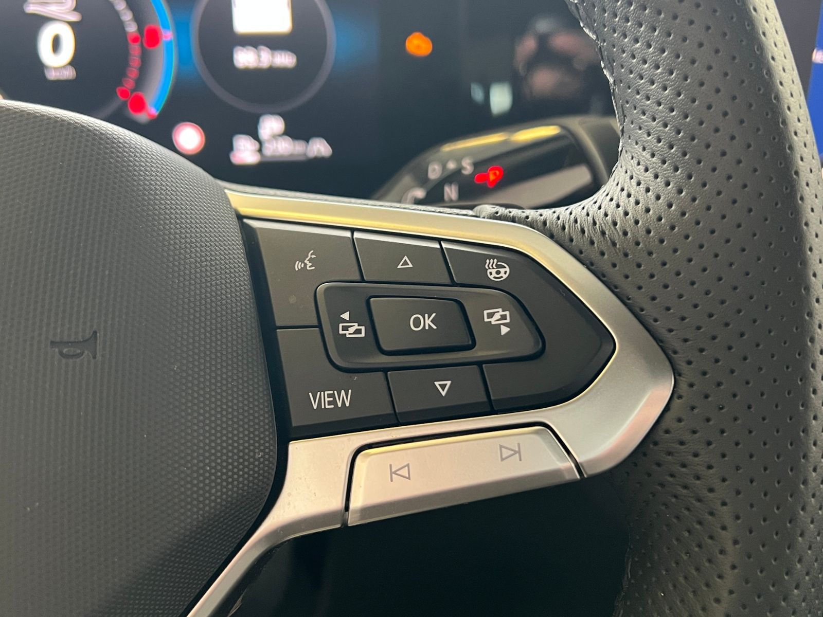 Fahrzeugabbildung Volkswagen Tiguan R-Line 2.0 TDI DSG 4MOTION *AHK, IQ.Light