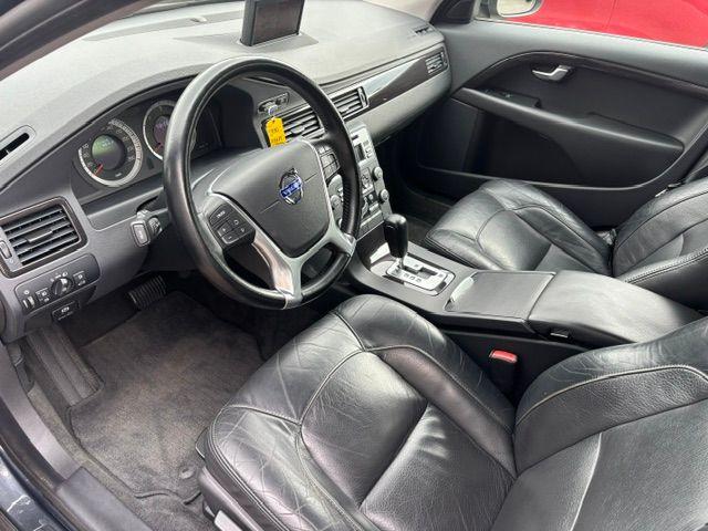 Volvo V70 2010 — photo 11