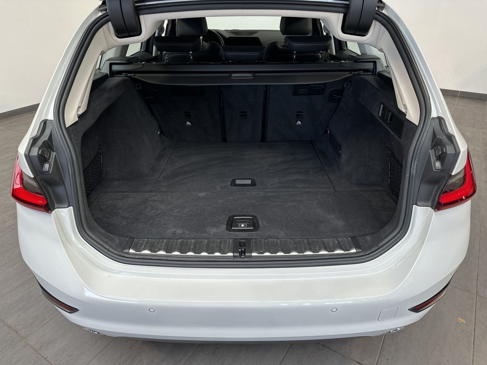 Fahrzeugabbildung BMW 320d Touring Sport-Line NAV+LED+HIFI+KAMERA+18ZO