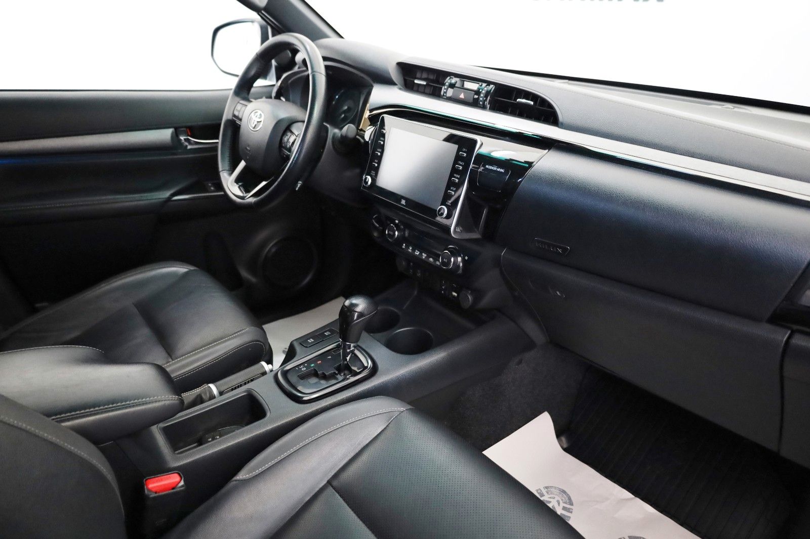 Fahrzeugabbildung Toyota Hilux 2.8 D-4D Invincible, Rollbügel, Rollo, AHK