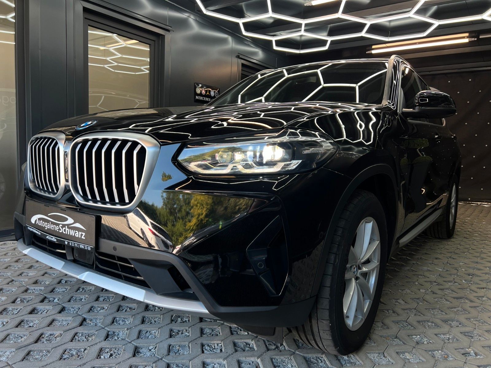 BMW X3 xDrive30e LED ACC KOMFZUG KAM LEDER AMB AHK imagem 3