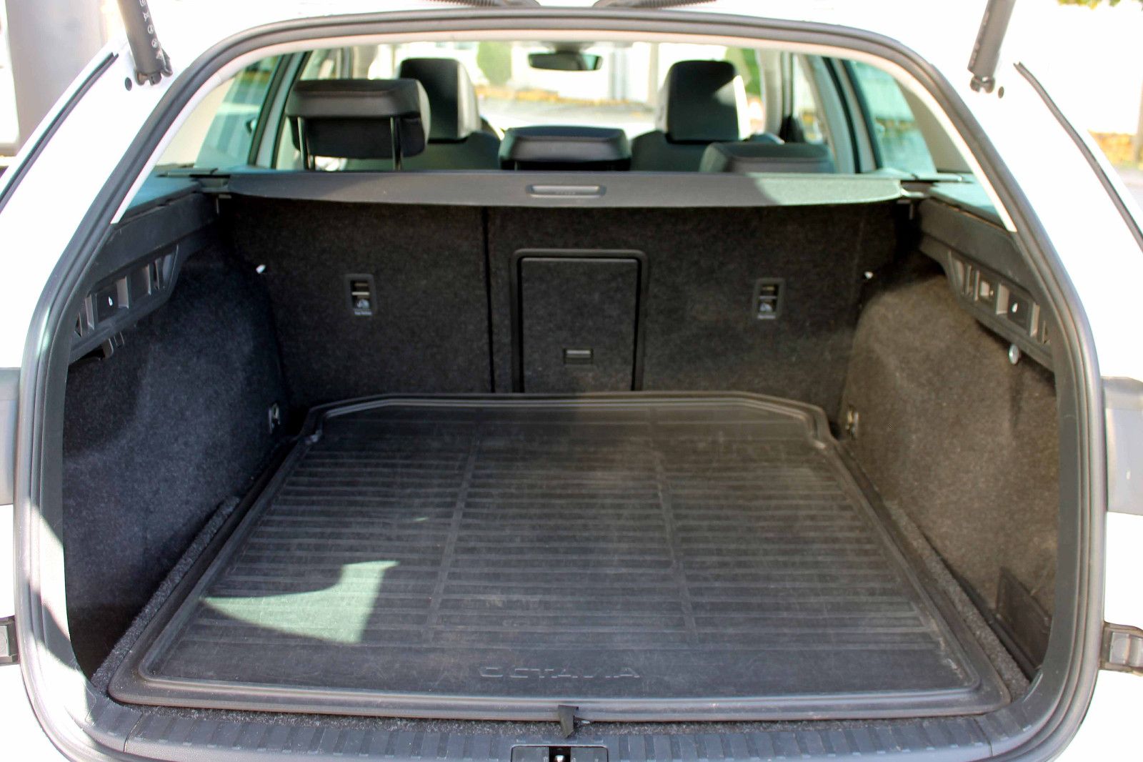 Fahrzeugabbildung SKODA Octavia Combi Style 2.0TDI DSG AHK PANO KAM HUD