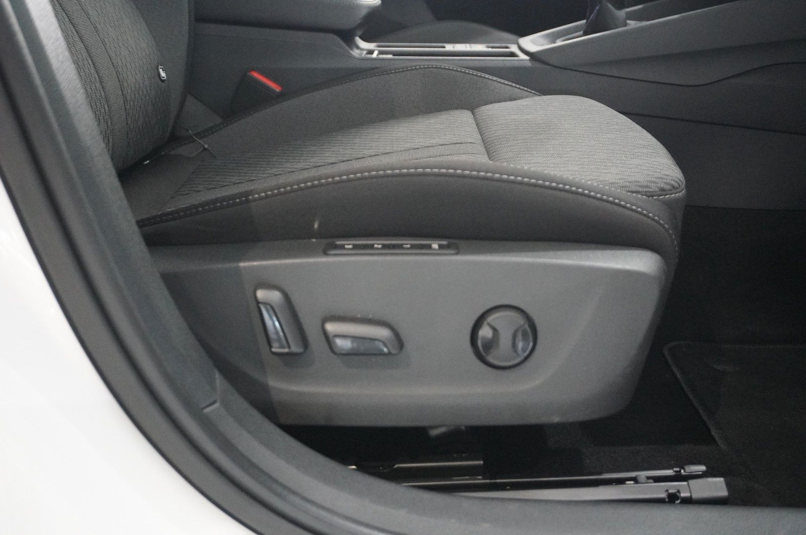 Fahrzeugabbildung SKODA Octavia COMBI 2.0D STYLE NAVI/LED/VIRTU./SHZ/DAB
