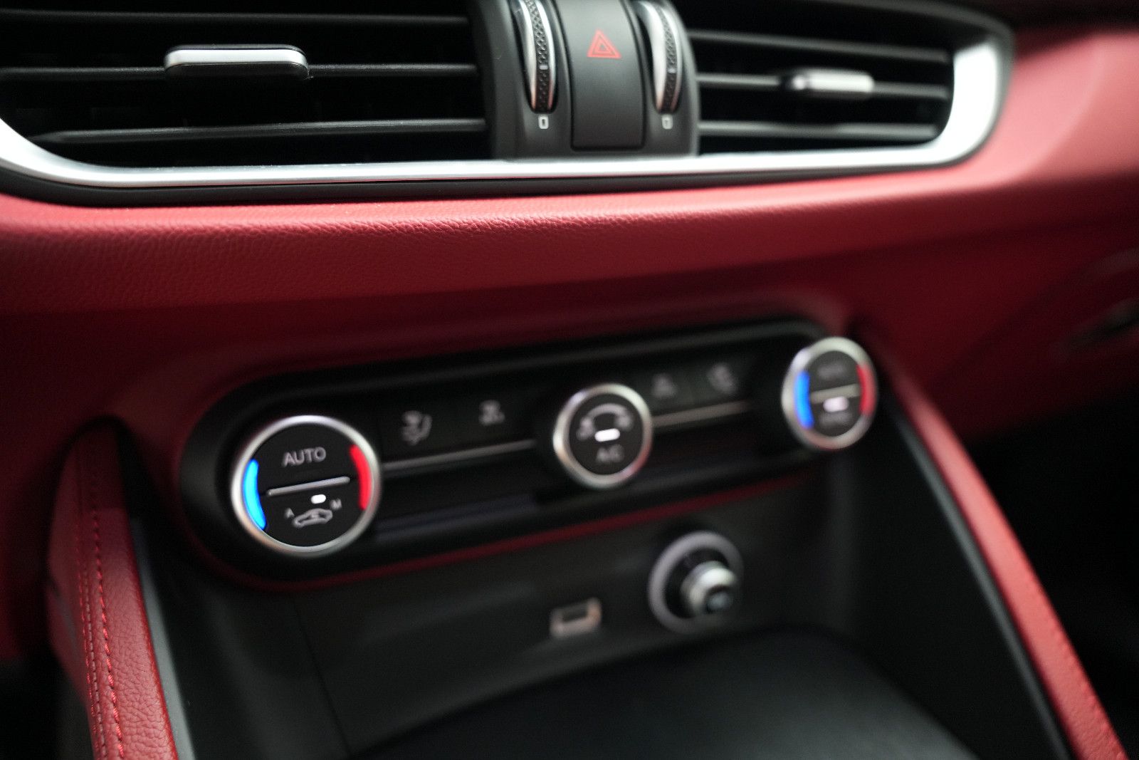 Fahrzeugabbildung Alfa Romeo Stelvio Super Q4/BI-XENON/PDC/AUTOMATIK/SPURHALT