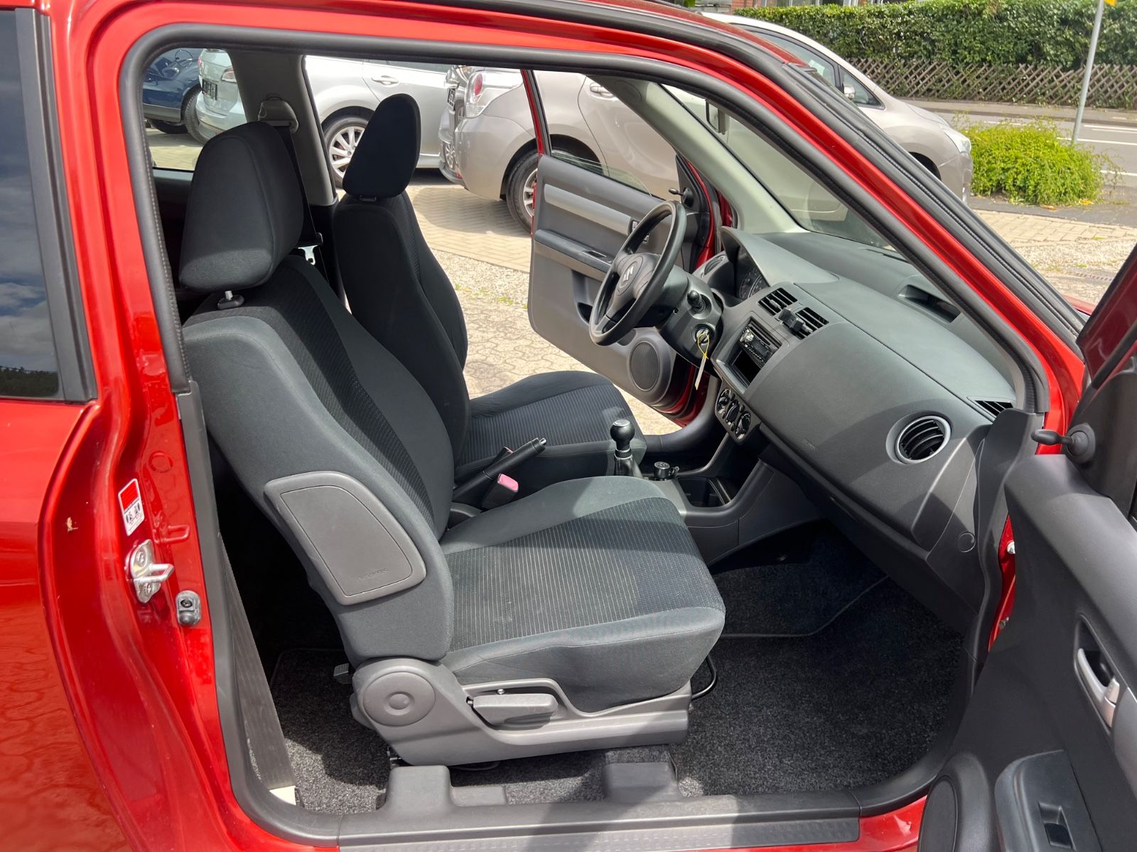 Fahrzeugabbildung Suzuki Swift Lim. * 5.GANG GERÄUSCHE*