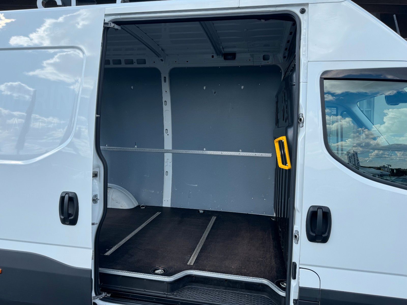 Fahrzeugabbildung Iveco Daily 35S16 *R3.520mm*Automatik*AHK*LED*