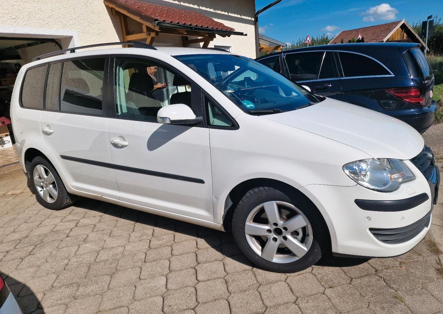 Volkswagen Touran 2009 — interior