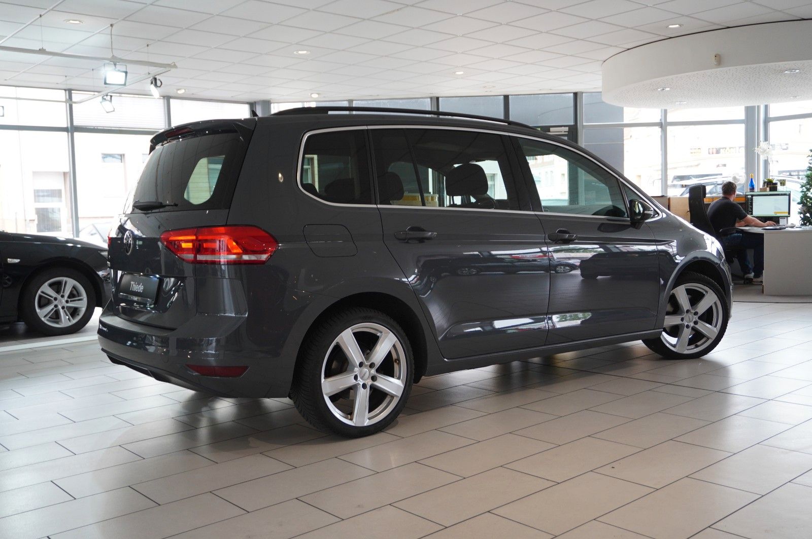 Fahrzeugabbildung Volkswagen Touran 1.5 TSI COMFORTL. DSG 7-SITZE NAVI/SH/DAB