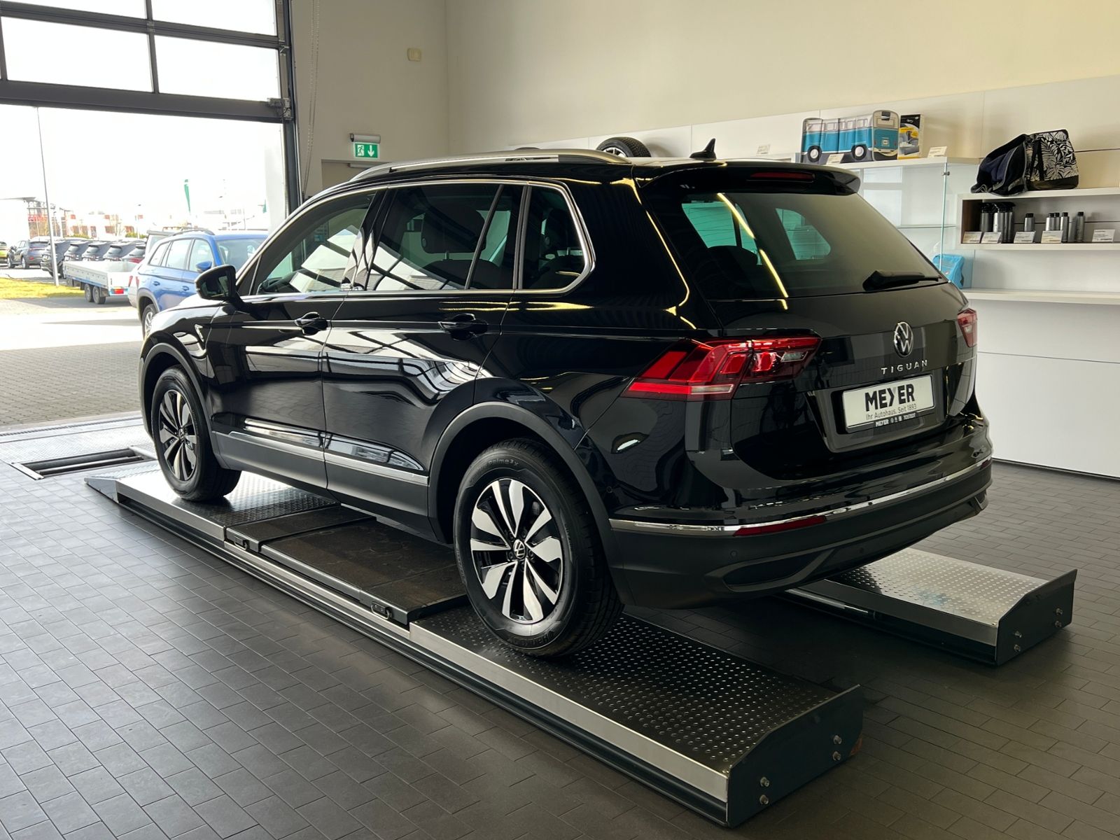 Fahrzeugabbildung Volkswagen Tiguan MOVE 1.5 TSI DSG *AHK, LED, Navi, 17'-LM*