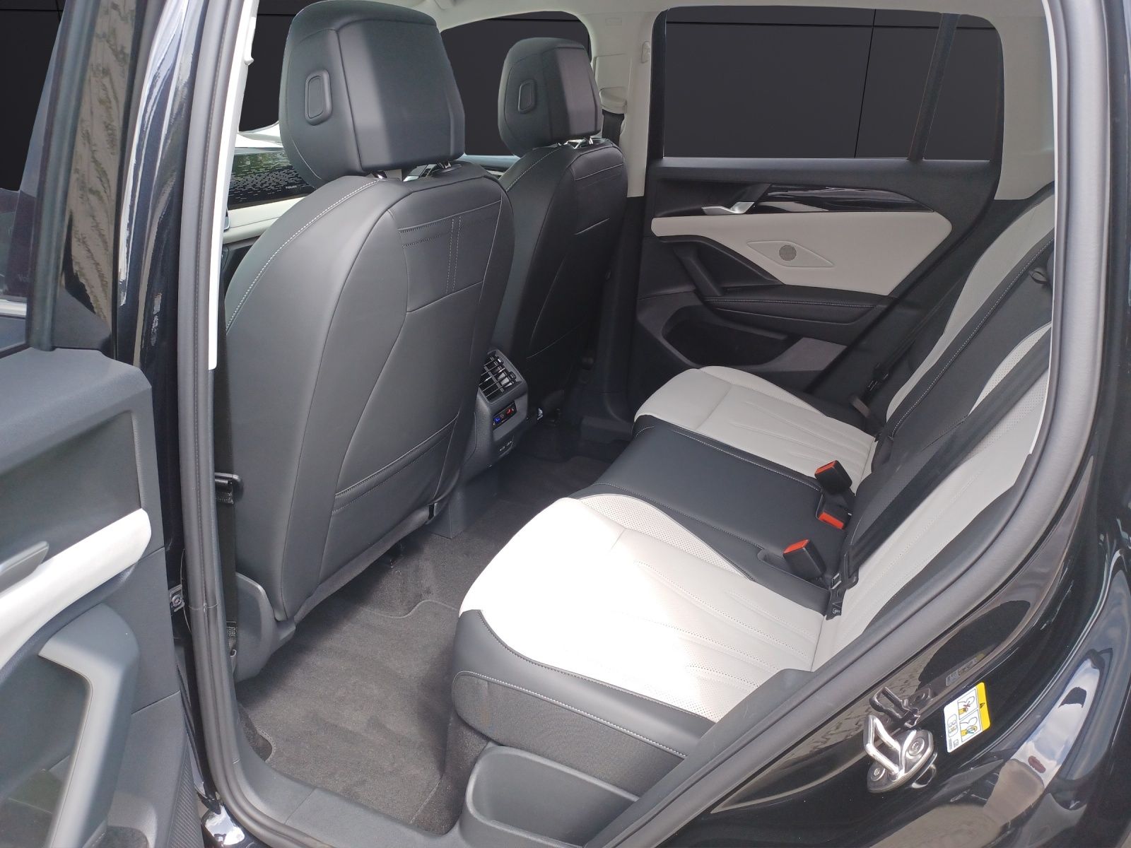 Fahrzeugabbildung Volkswagen Tiguan TDI Elegance IQ.Light Navi ACC AHK STHZ 4