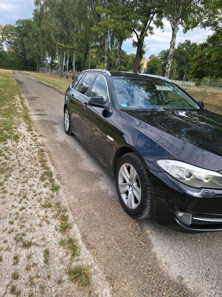 BMW 530 2011 — салон