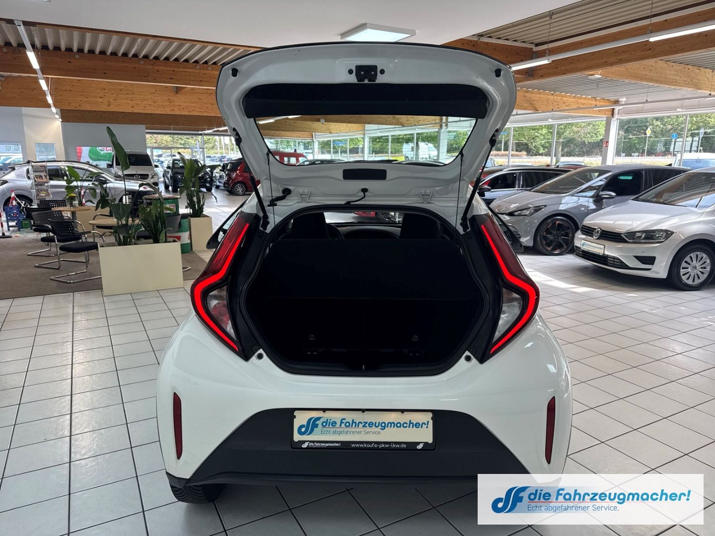 Fahrzeugabbildung Toyota Aygo X Play Apple CarPlay Android Auto Mehrzonen