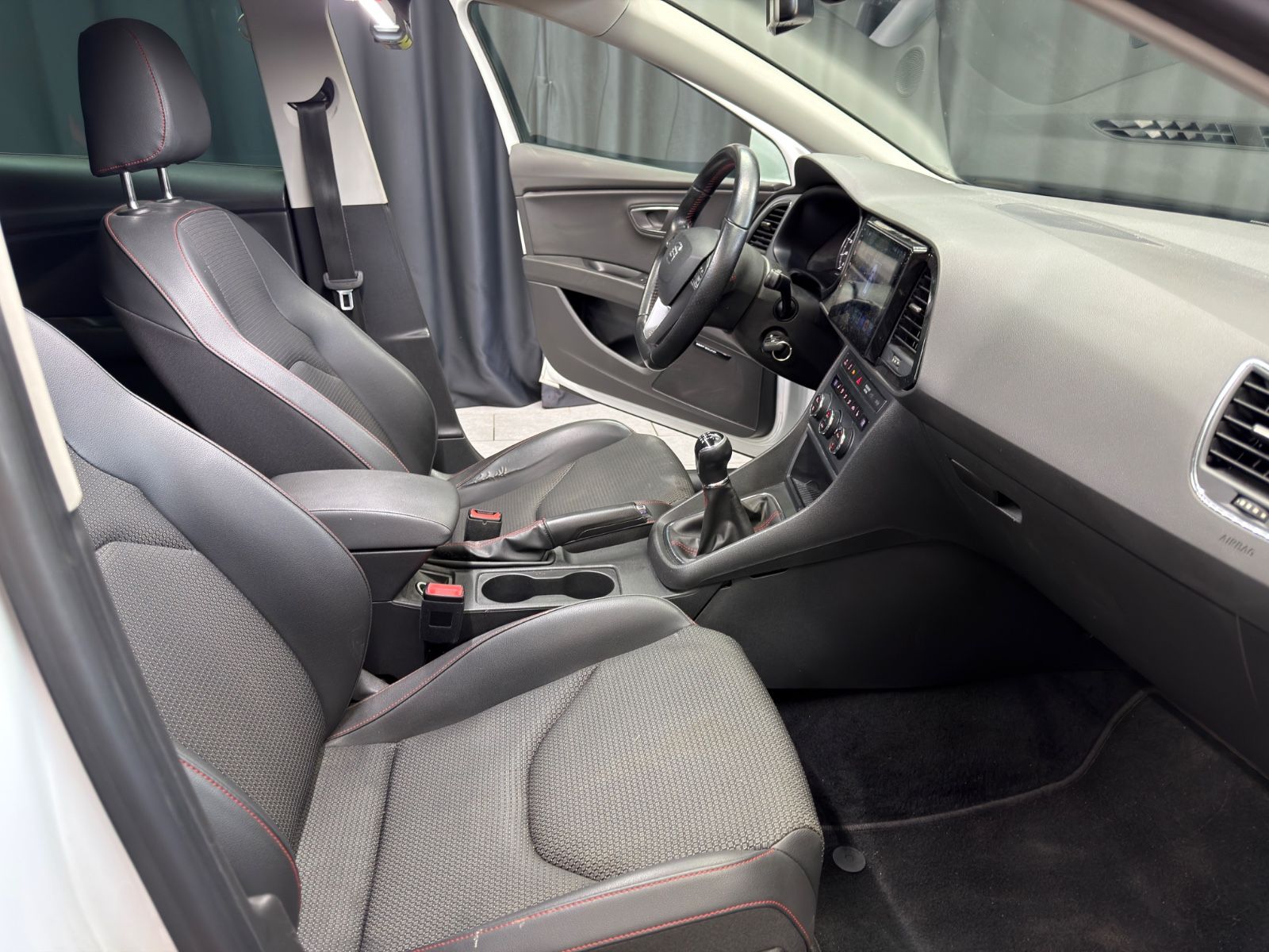 Fahrzeugabbildung SEAT Leon FR|NAVI|LED|PANORAMA|PDC|TÜV 03/28