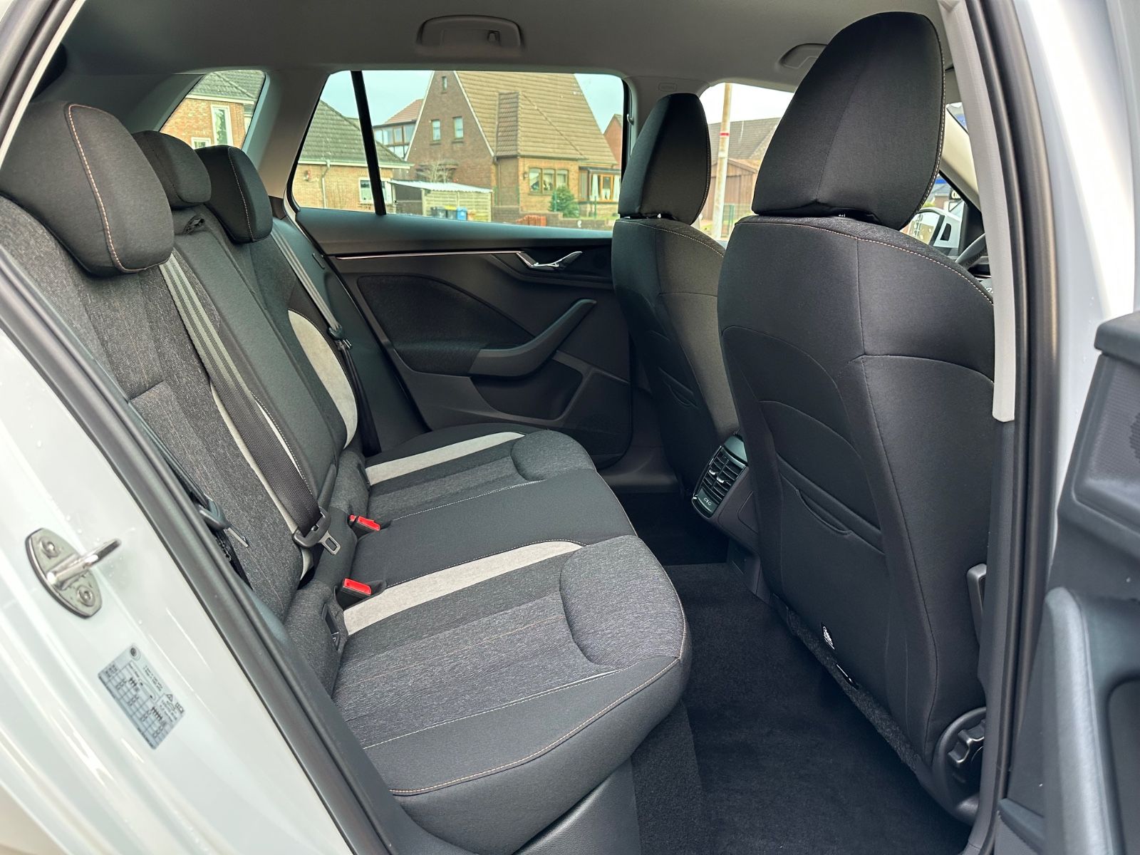 Fahrzeugabbildung SKODA Kamiq 1.0 TSI Selection DSG ACC/LED/PDC/eHeck