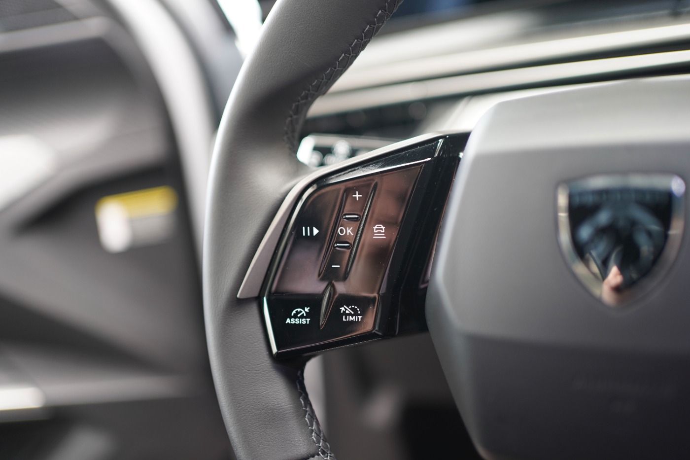 Fahrzeugabbildung Peugeot 5008 Allure Hybrid 145 e-DSC6 7 Sitzer Navi