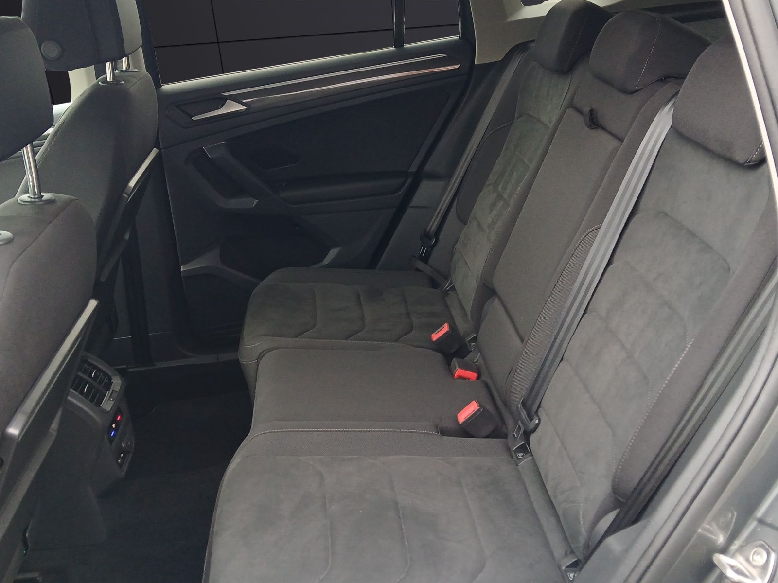 Fahrzeugabbildung Volkswagen Tiguan TDI Highline DSG 4M R-Line LED AHK Navi A