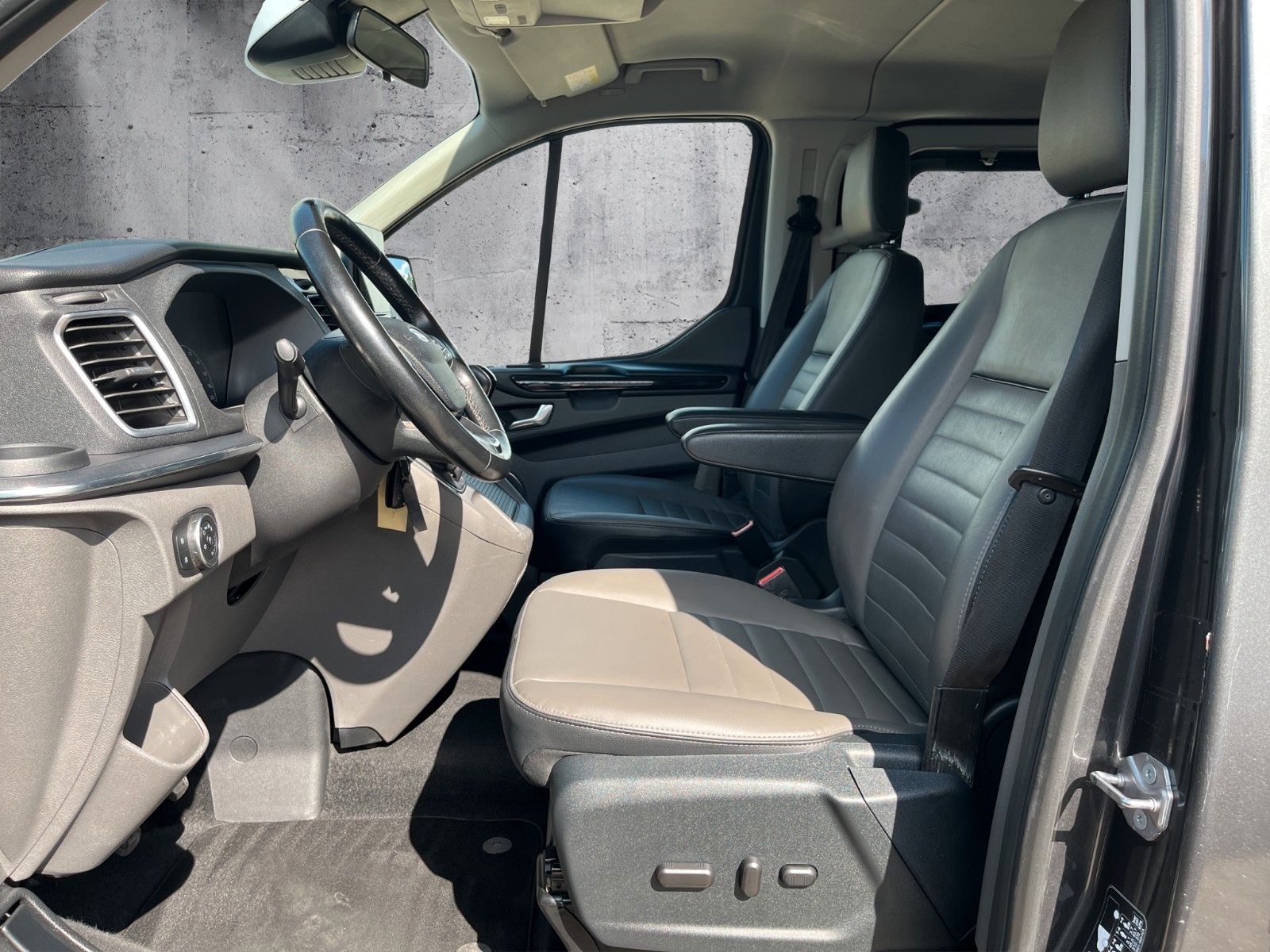 Fahrzeugabbildung Ford Titanium 320L2