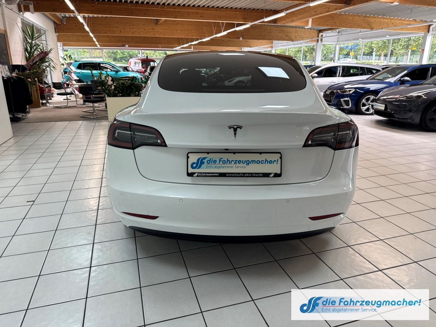 Fahrzeugabbildung Tesla Model 3 Basis RWD Soundsystem ACC El. Heckklappe