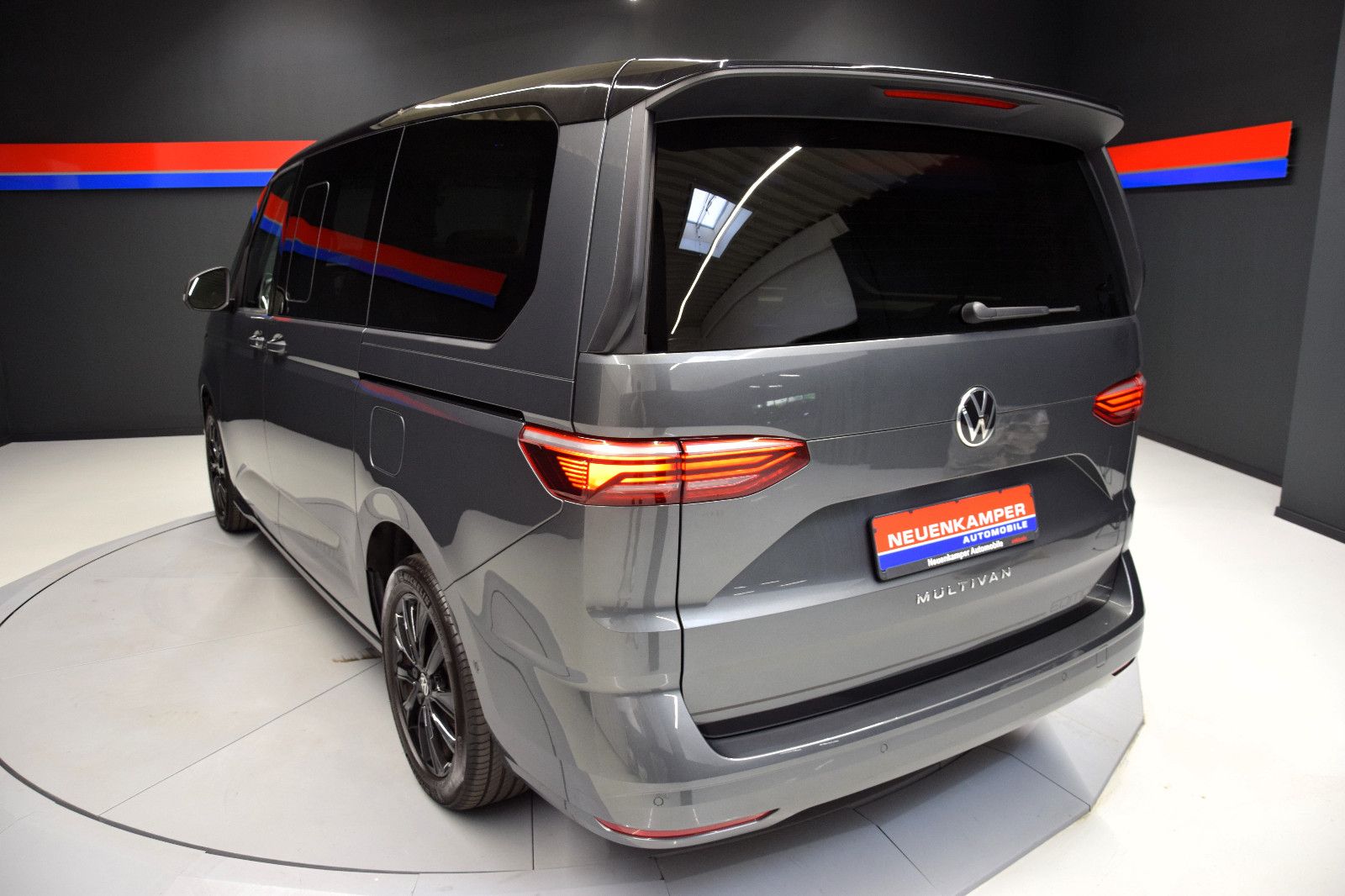 Fahrzeugabbildung Volkswagen T7 Multivan Edition lang Pano HuD AHK NP 77T€