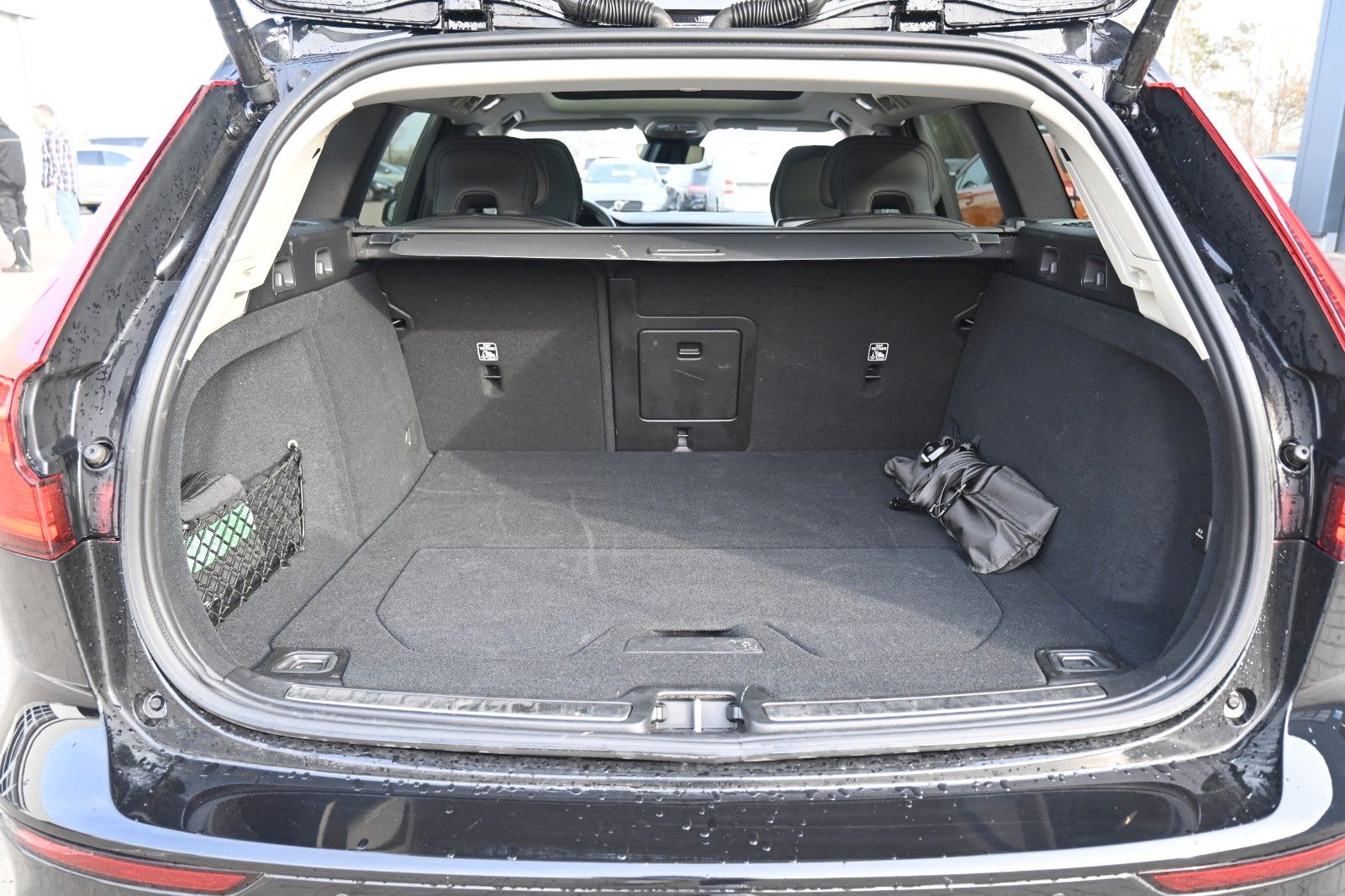 Fahrzeugabbildung Volvo V60 B4 DKG Plus Dark*FSHZG*H&K*360°*ACC*AHK