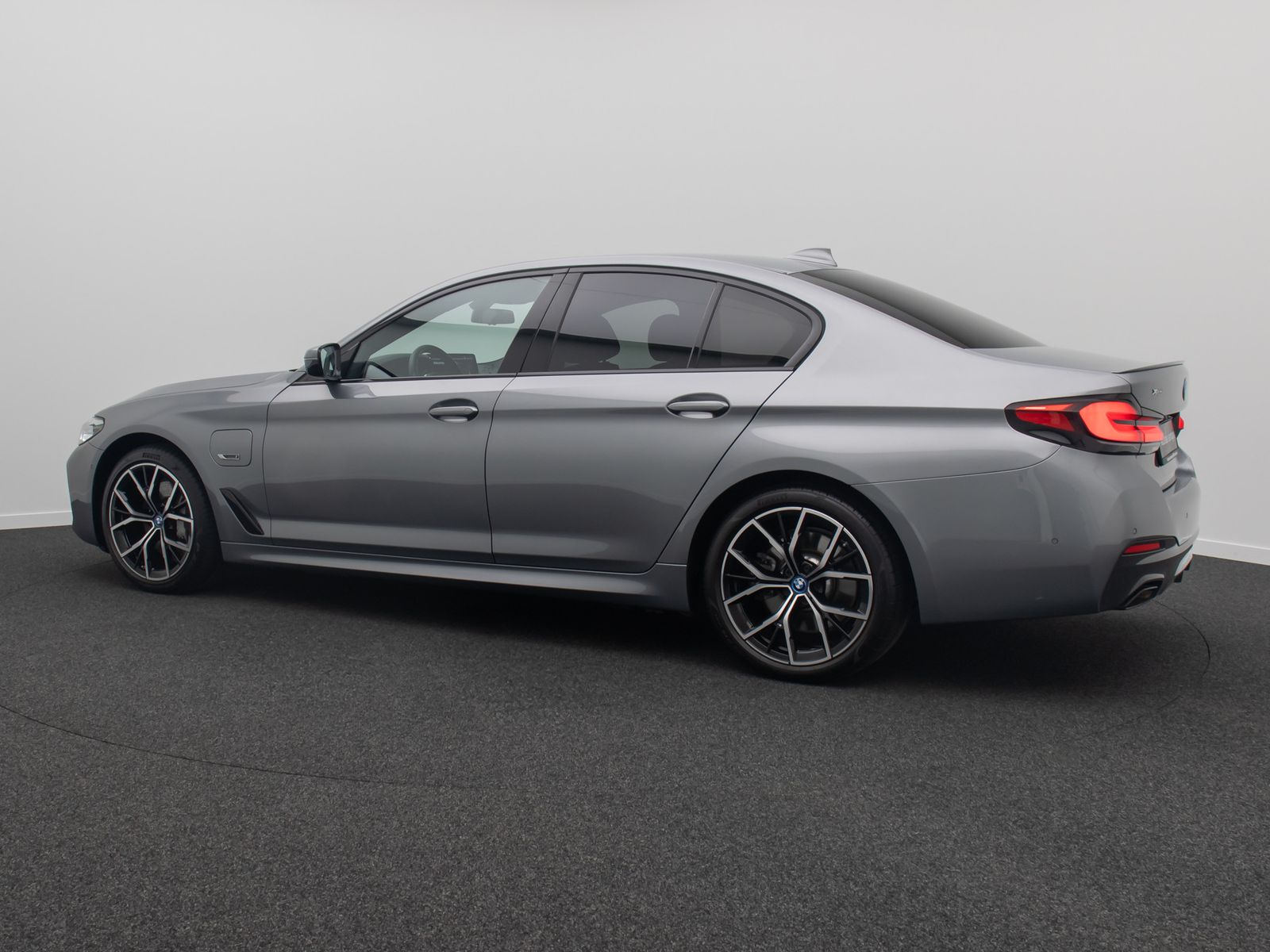 Fahrzeugabbildung BMW 545e xD M Sport Kamera DAB 4xKlima Alarm 19Zoll